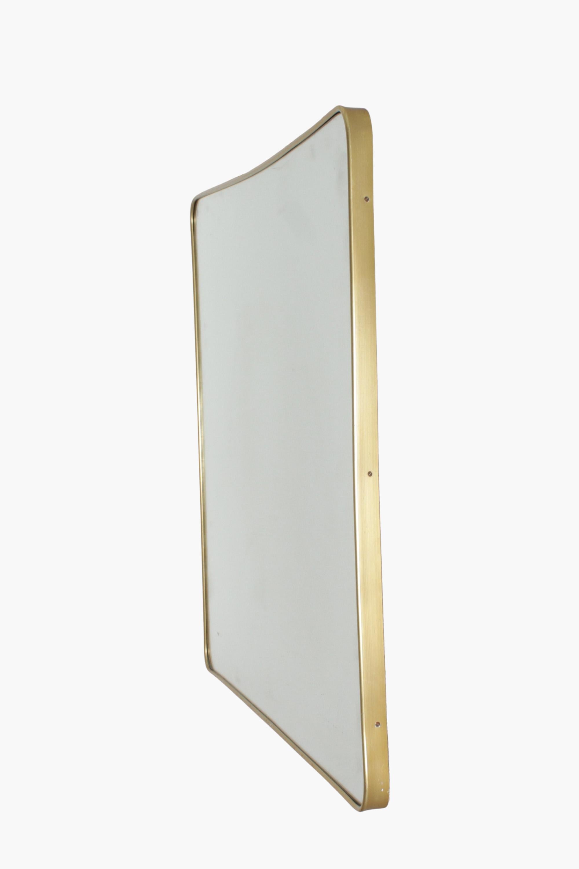 Laiton Miroir italien des années 1950 à encadrement rectangulaire en laiton doré en vente