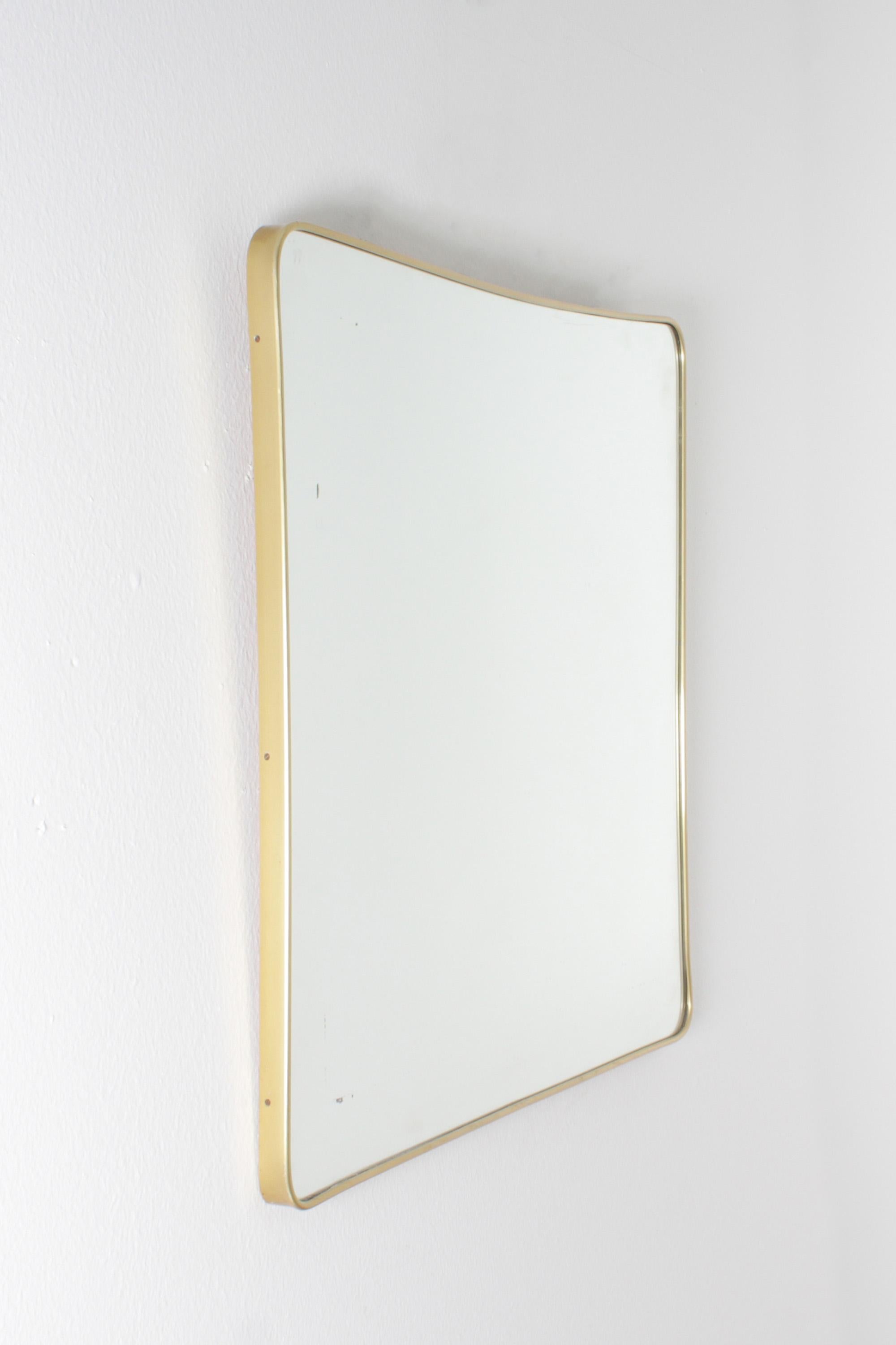 Miroir italien des années 1950 à encadrement rectangulaire en laiton doré en vente 1