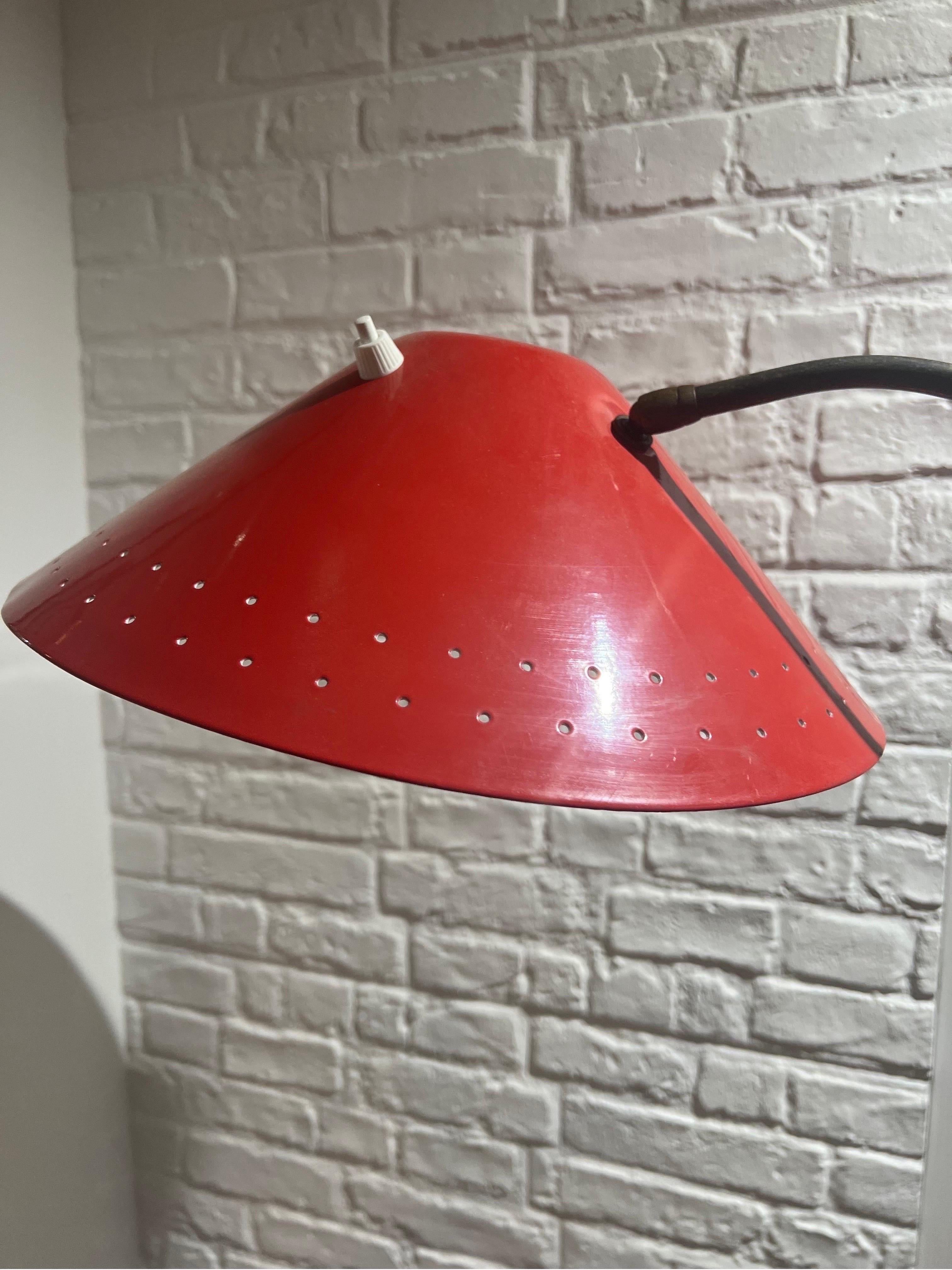 An architectural 2 diffuser uplighter with an additional articulated arm in black and red, supported by a solid brass frame. The design is attributed to Gino Sarfatti.
Please note the measurements for the articulated arm is 115cm when horizontal and