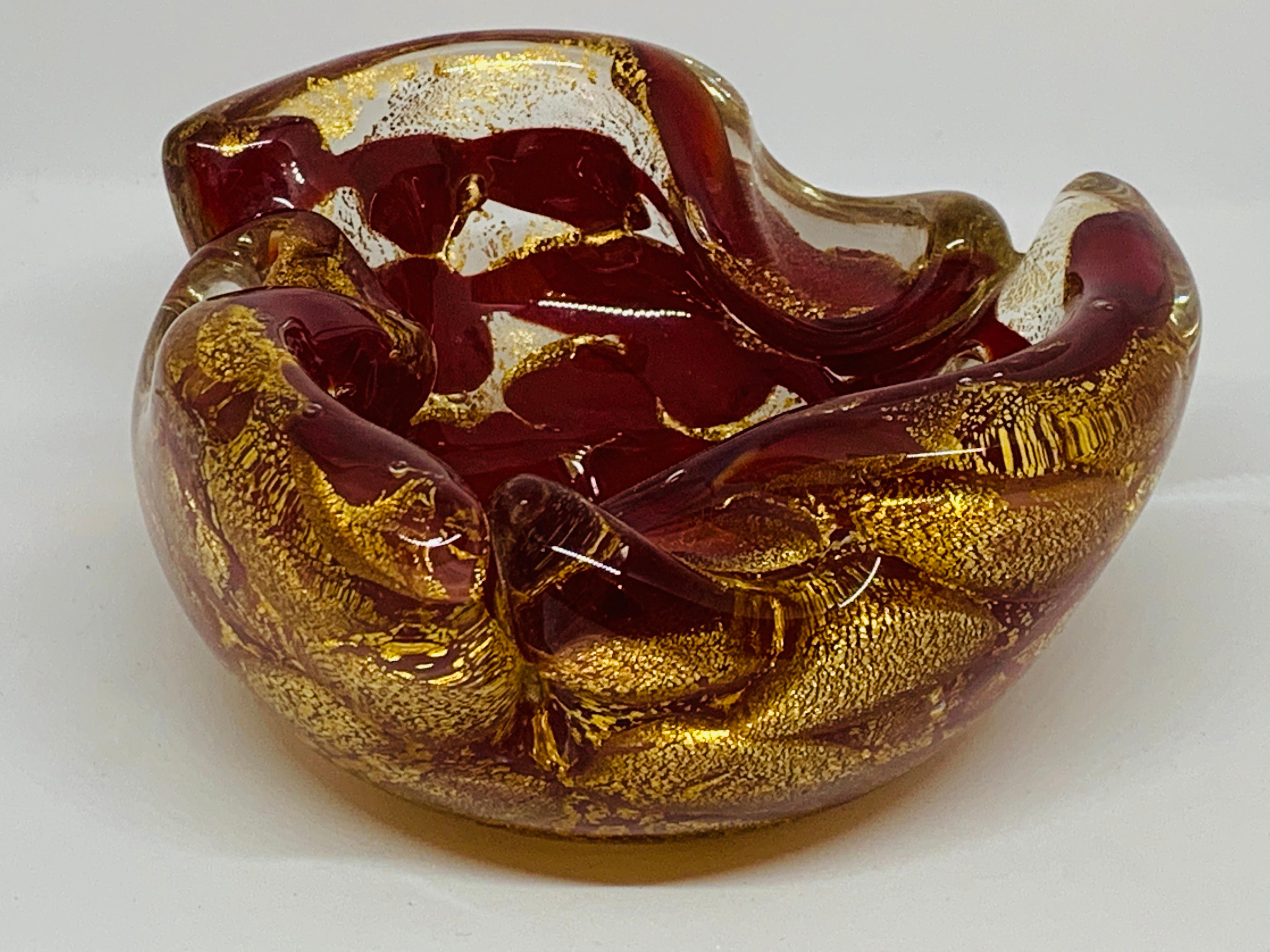 1950s Italian red, gold and clear Murano glass ashtray or bowl by Barovier and Toso. A stunning piece with gold infusions set in clear glass. The bowl has three indentations around the circumference to rest a cigarette in times of old. In very good