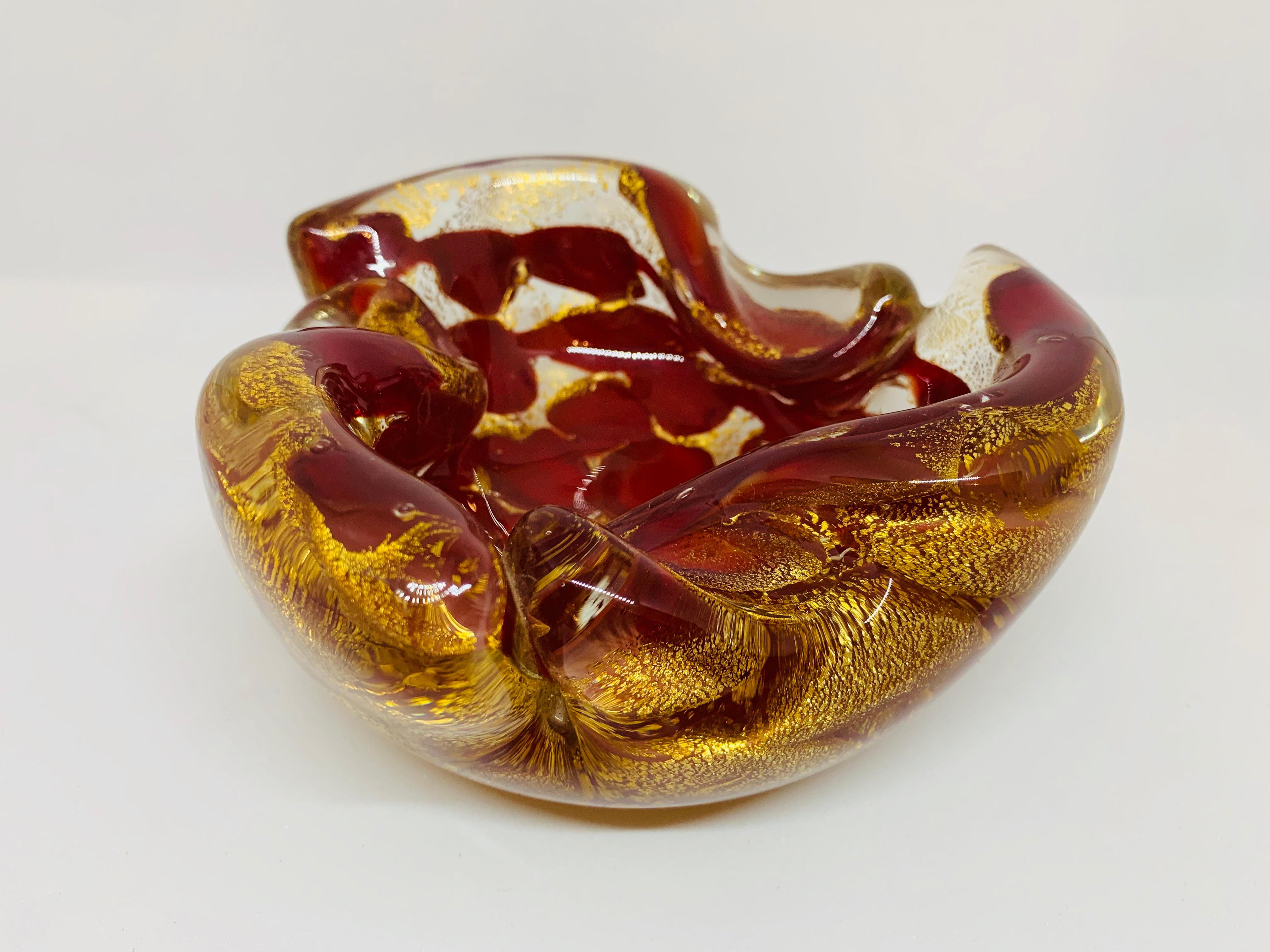1950s Italian Red and Gold Murano Glass Ashtray Bowl by Barovier and Toso In Good Condition In London, GB