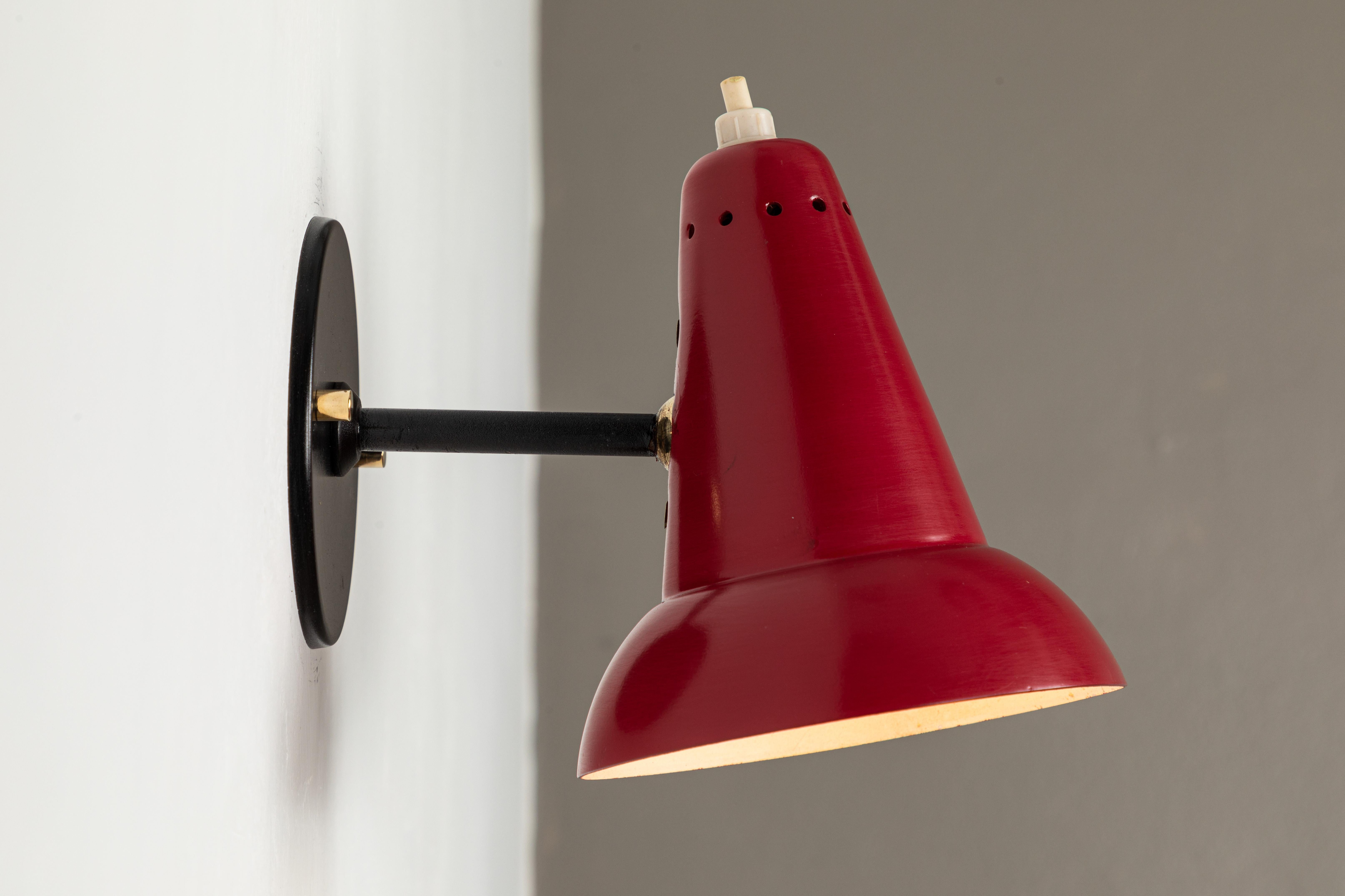 1950s Italian Red Articulating Sconce Attributed to Gino Sarfatti In Good Condition In Glendale, CA