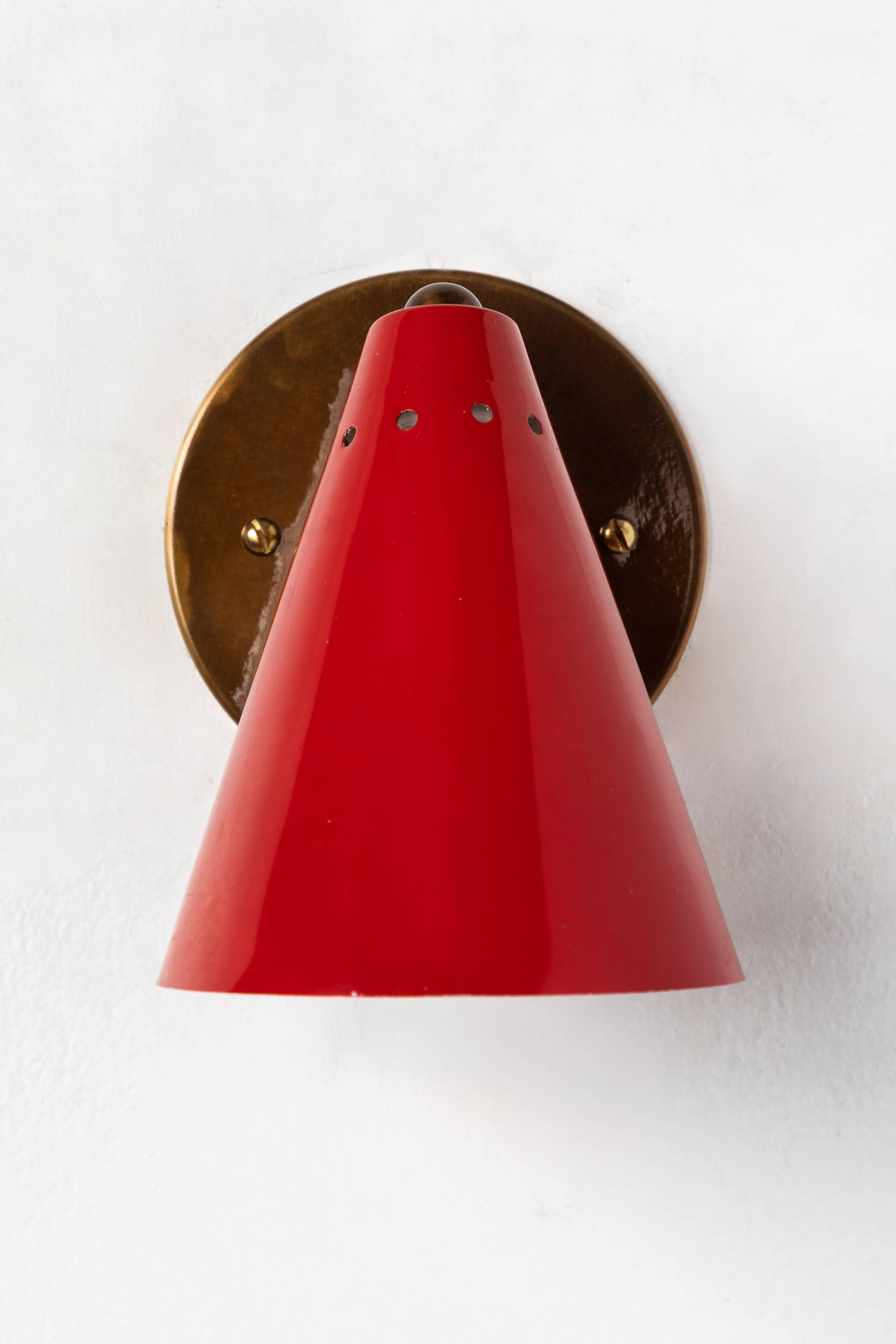 1950s Italian red cone sconces. Executed in enameled red metal and patinated brass. Shades adjustable. A very clean and simple Italian midcentury design reminiscent of the output of Arteluce and Stilnovo.

Price is per item. Six lamps
