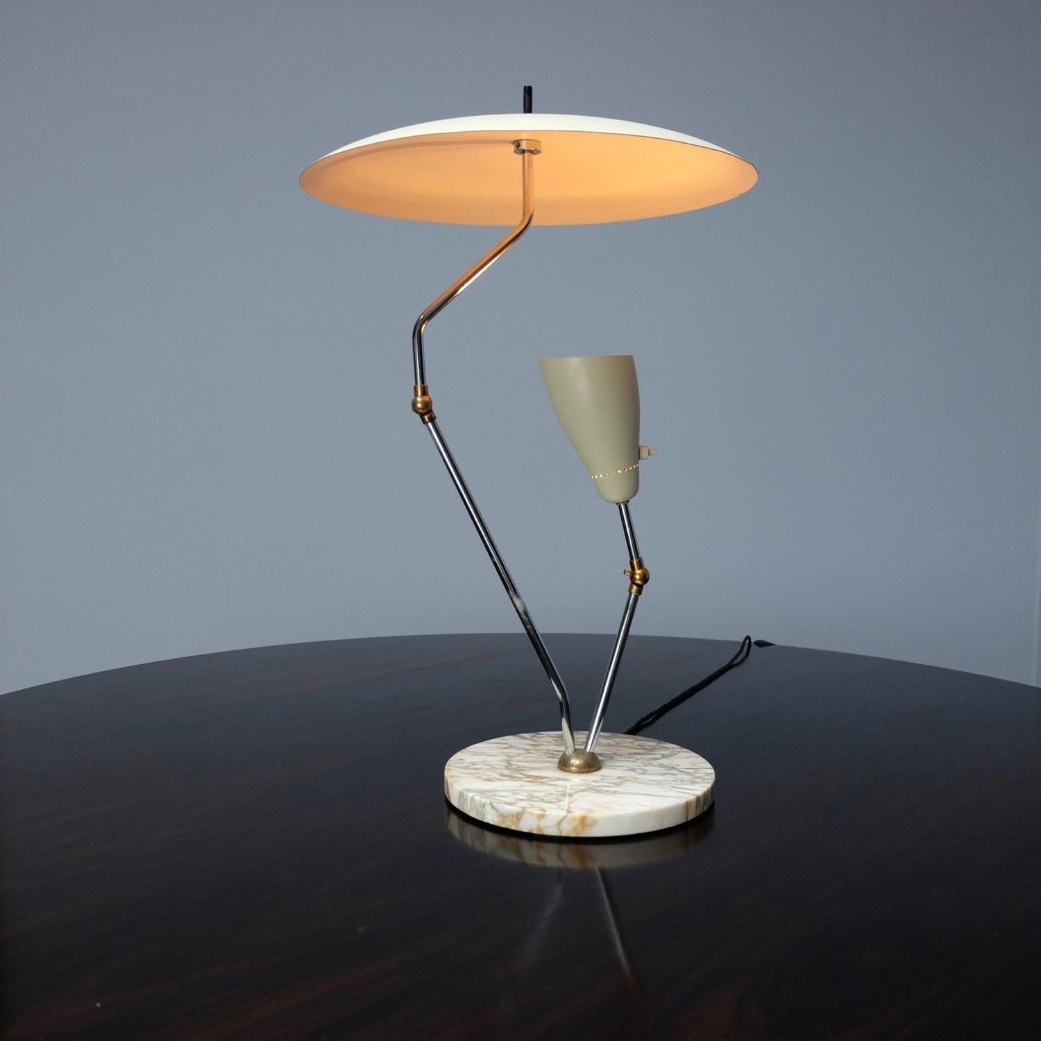 A stunning and incredibly stylish 1950s Italian reflector desk lamp with a metal reflector shade on a circular marble base. The desk lamp is in the style of Stilnovo or Gino Sarfatti. The small beige adjustable beige shade lights up the inner canopy