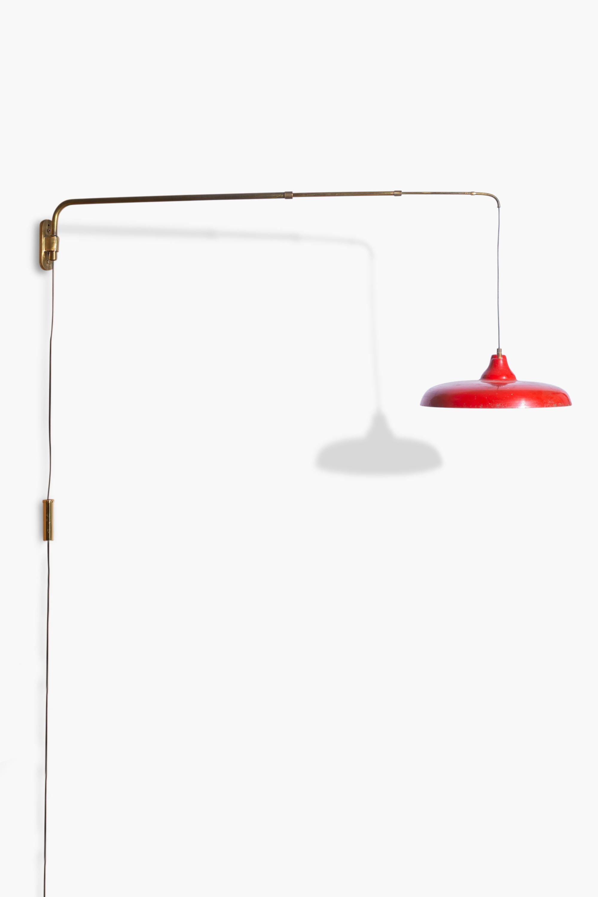 
Aplique italiano de latón y aluminio de los años 50 con pantalla de metal lacado en rojo.

El interruptor de latón está contrapesado para modular la altura de la sombra: cuando se tira hacia abajo, la sombra se ajusta hacia arriba, y cuando se