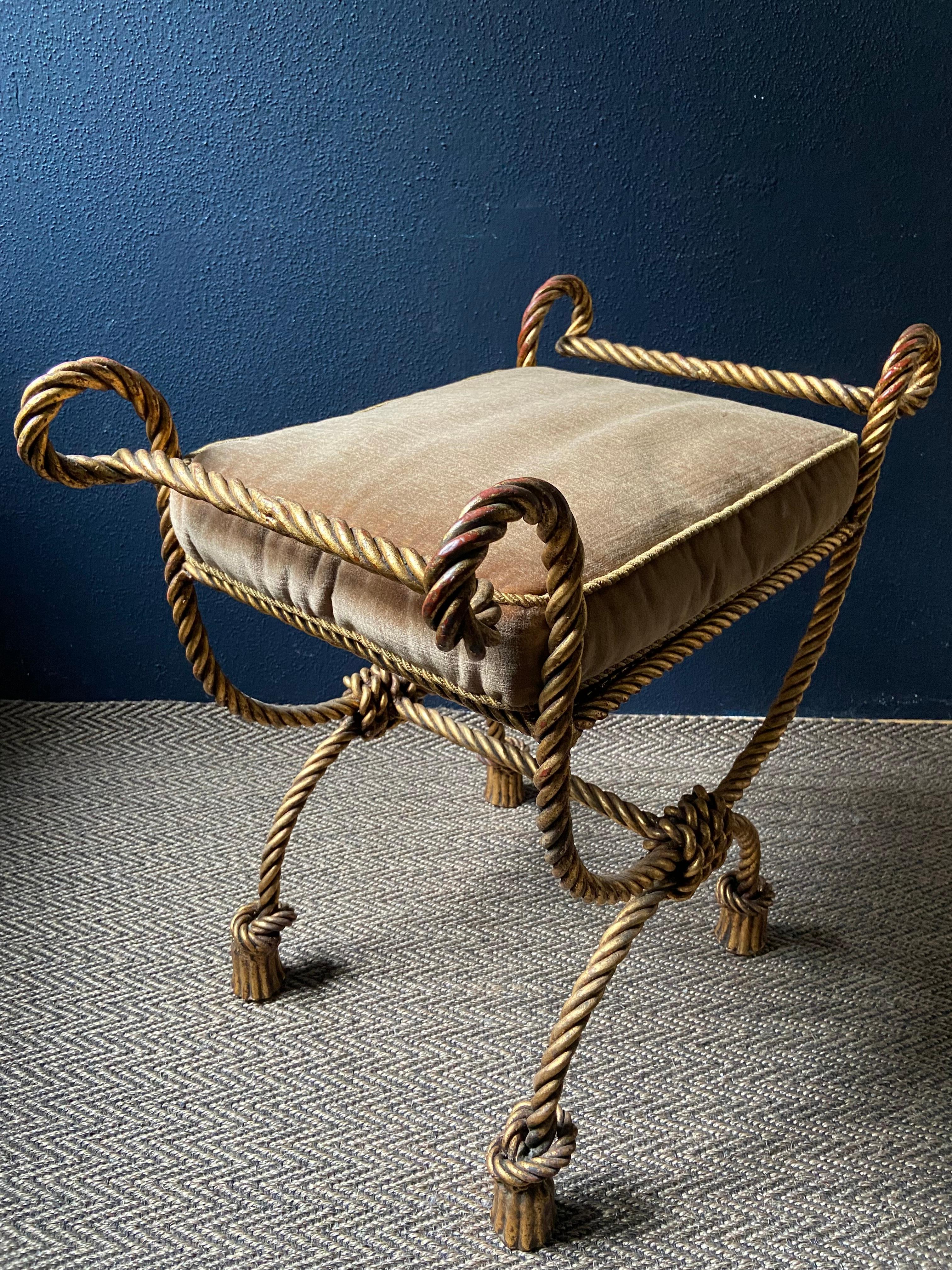 Hollywood Regency Seduta / Vanity Chair / Tavolino in corda con nappe dorate degli anni '50 in vendita