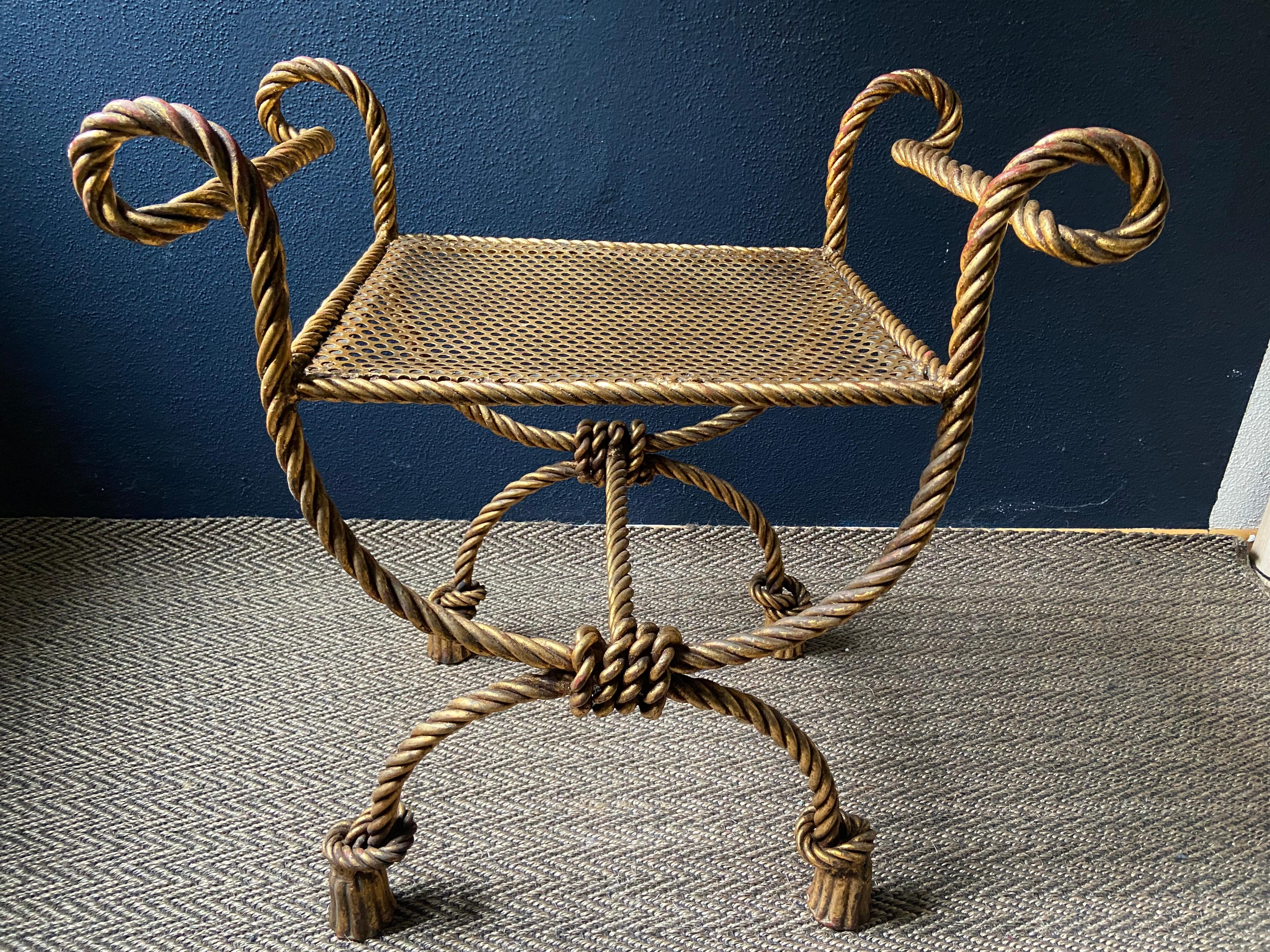 Italiano Seduta / Vanity Chair / Tavolino in corda con nappe dorate degli anni '50 in vendita