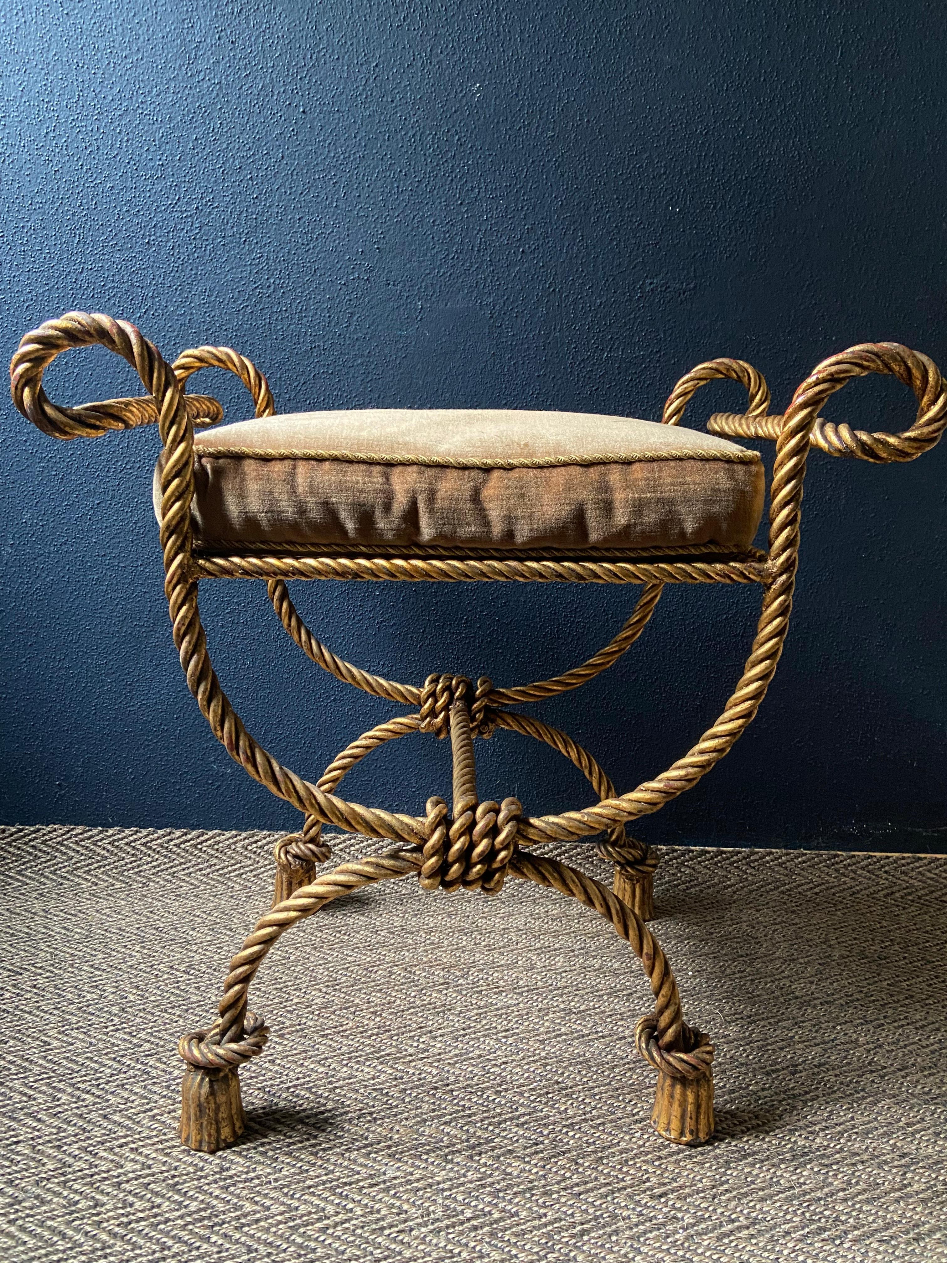 Metallo Seduta / Vanity Chair / Tavolino in corda con nappe dorate degli anni '50 in vendita