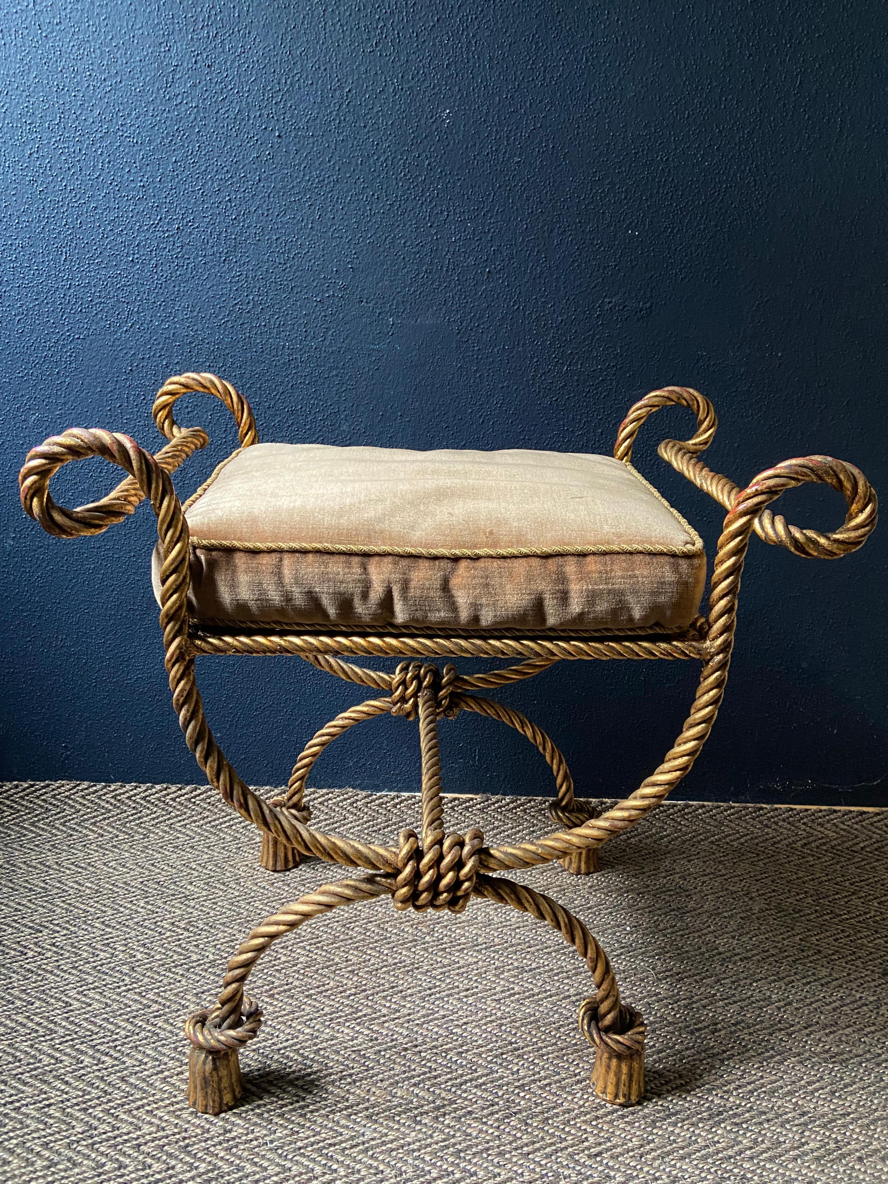 Seduta / Vanity Chair / Tavolino in corda con nappe dorate degli anni '50 in vendita 1