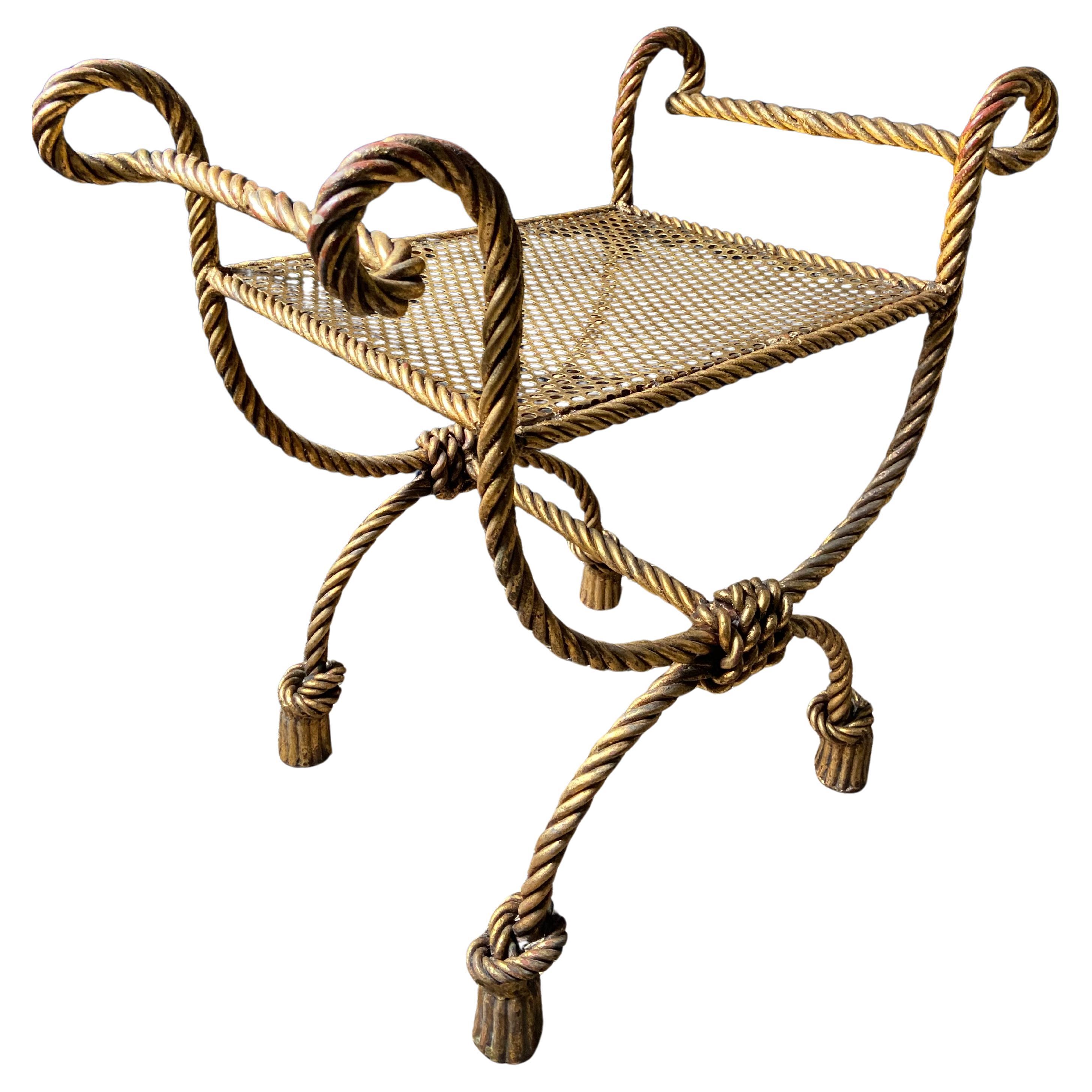 Seduta / Vanity Chair / Tavolino in corda con nappe dorate degli anni '50