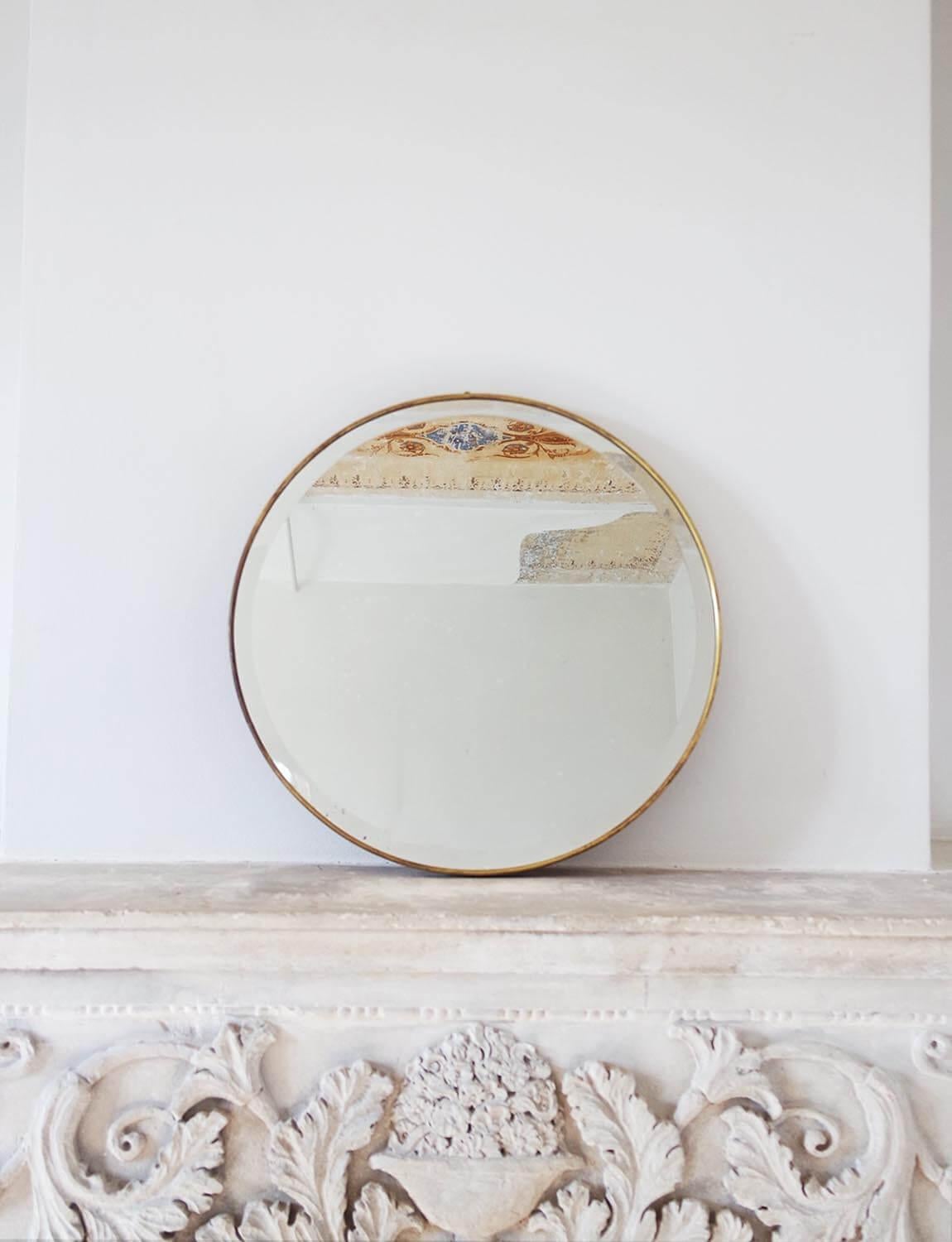 Very beautiful Italian circular mirror surrounded by a brass frame with a bevelled glass edge. Found in Faenza in Italy and in very good condition.