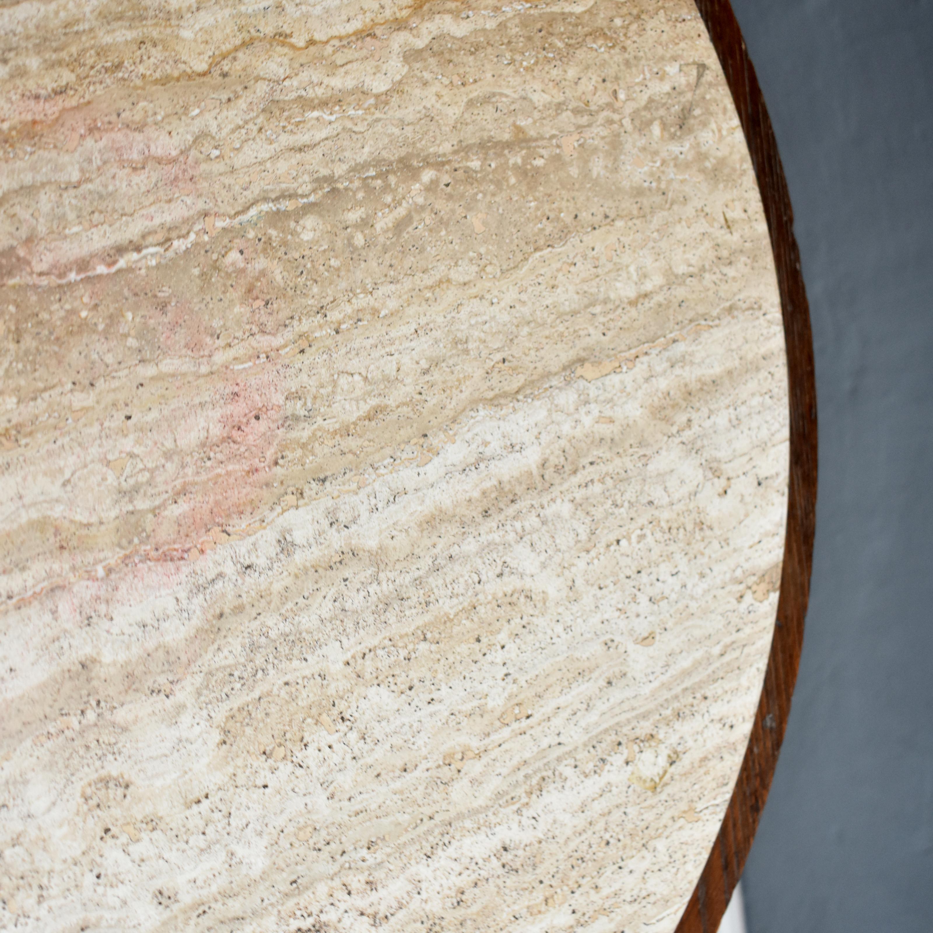 Table basse ronde italienne des années 1950 en Wood et plateau en marbre travertin en vente 4