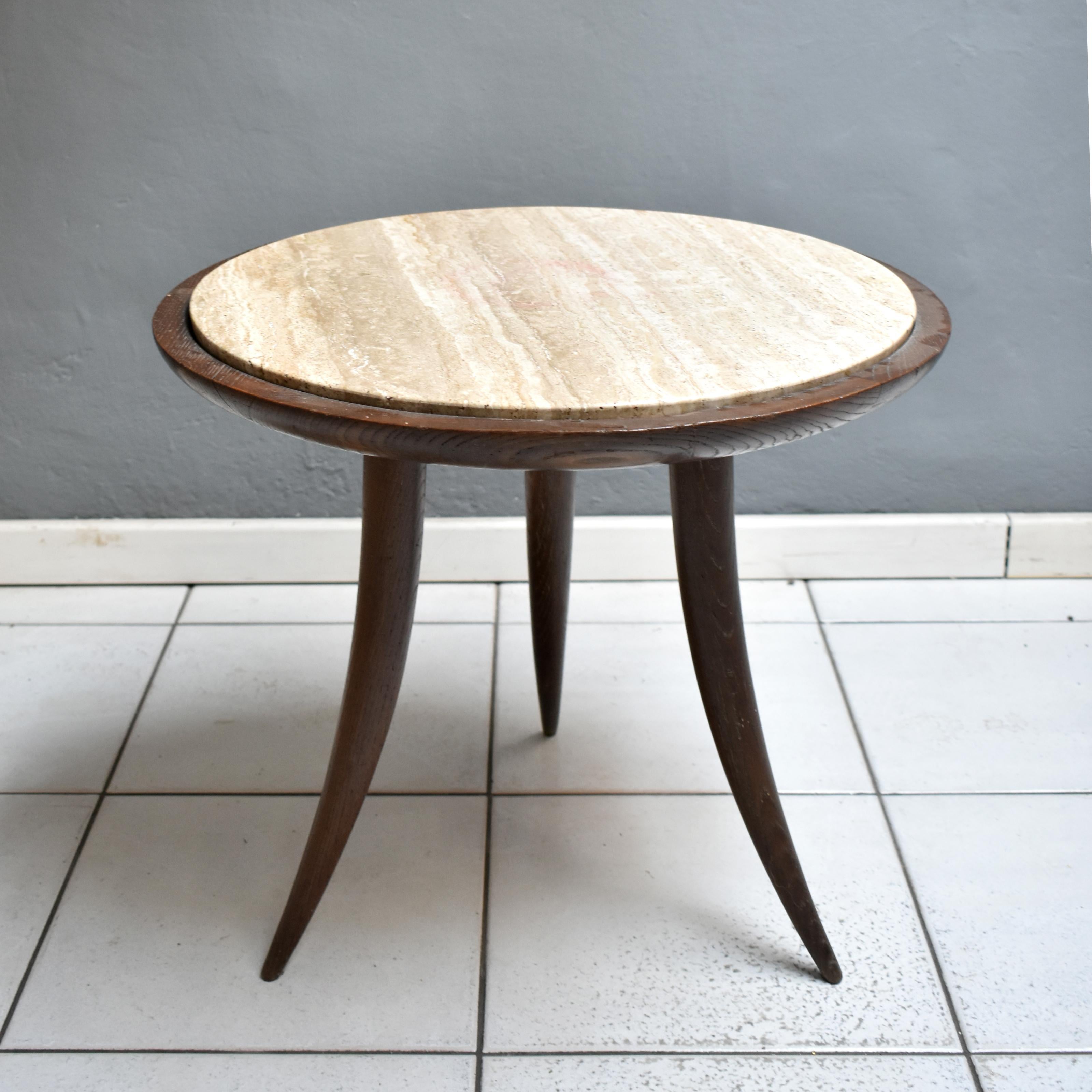 Mid-Century Modern Table basse ronde italienne des années 1950 en Wood et plateau en marbre travertin en vente