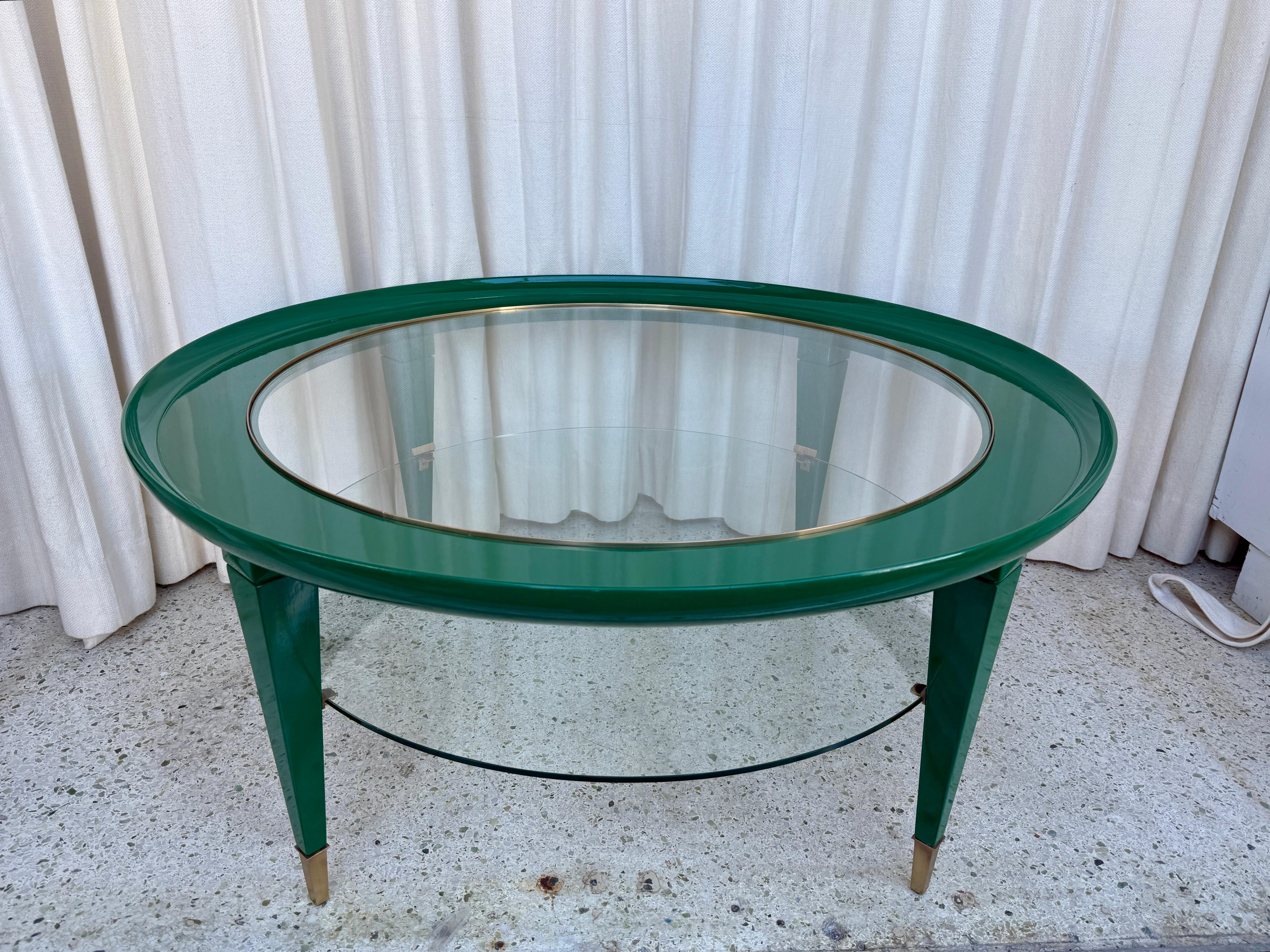 Italienischer runder zweistöckiger Cocktailtisch aus den 1950er Jahren (Messing) im Angebot