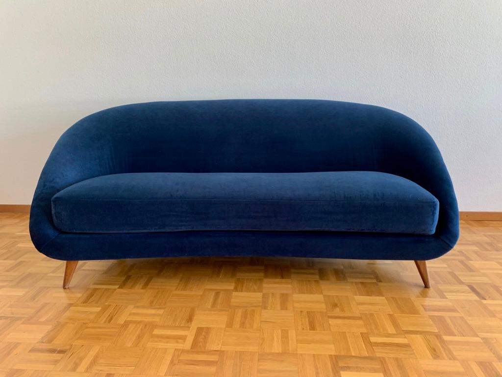 1950s Italian royal blue velvet curved sofa
Very good condition, wood feet
160 cm long.