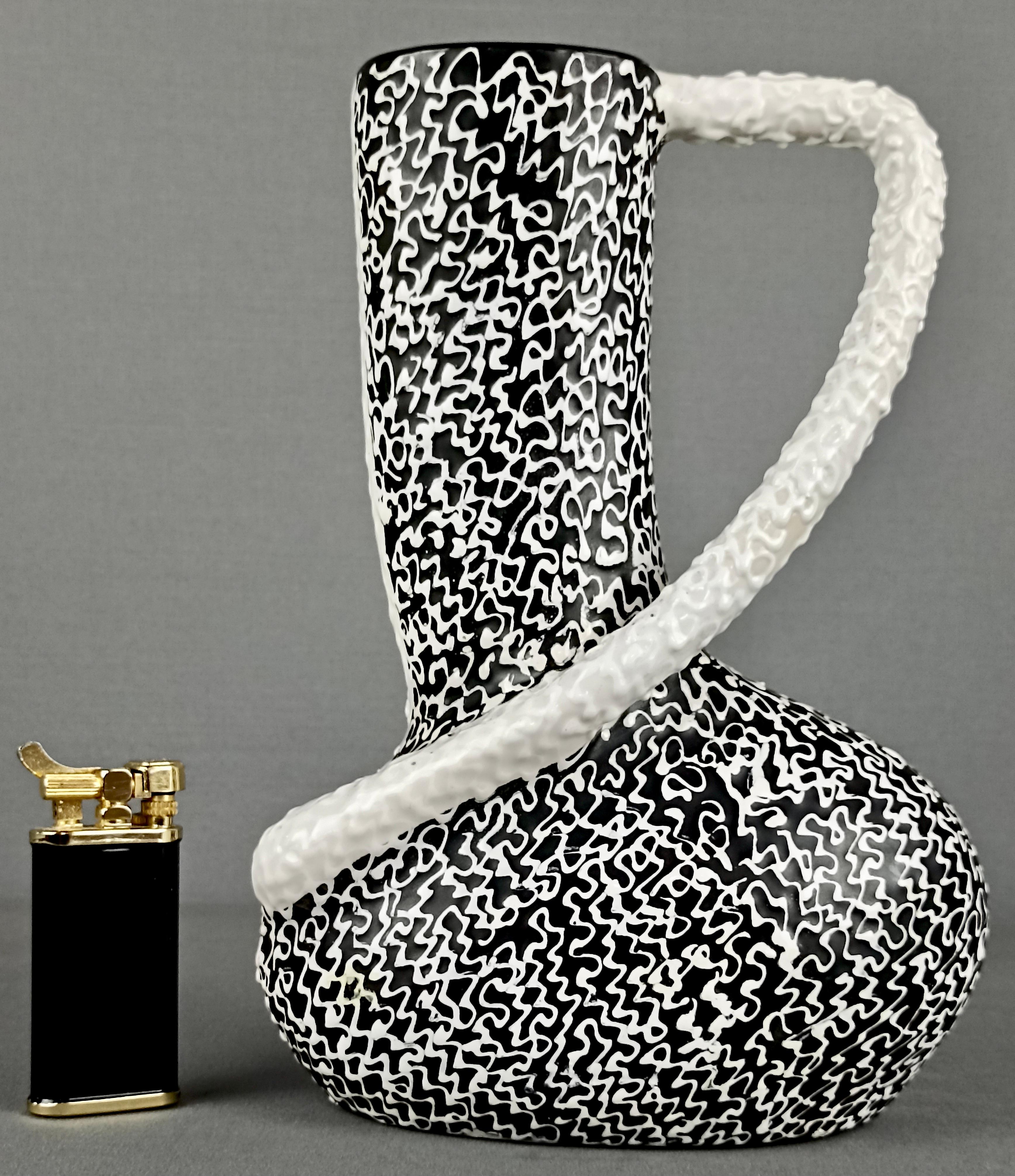 1950s Italian Santucci Deruta asymmetrical black and white ceramic vase. For Sale 2