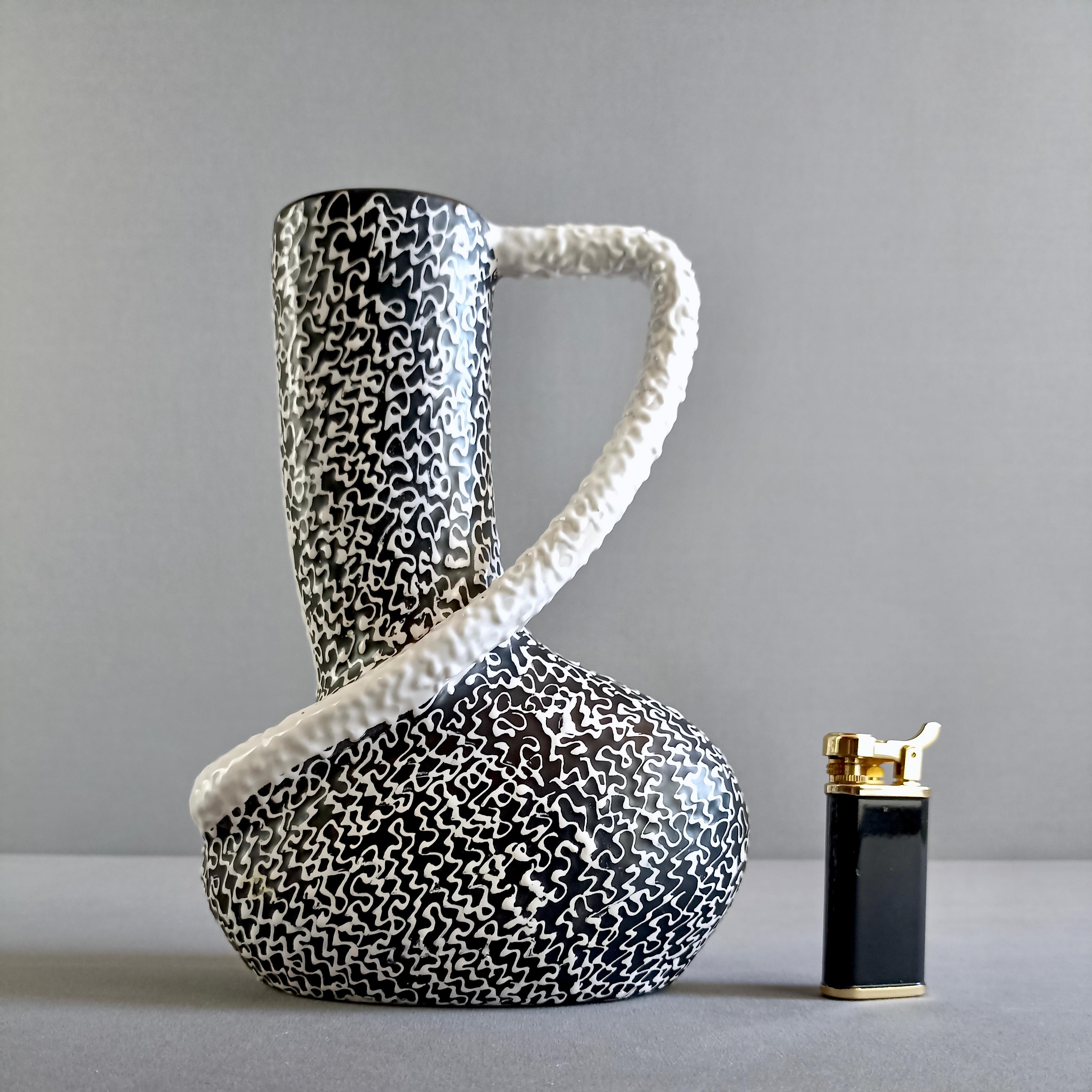 1950s Italian Santucci Deruta asymmetrical black and white ceramic vase. For Sale 4
