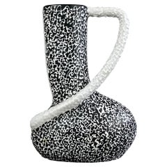 Vase asymétrique en céramique noir et blanc des années 1950 de la société italienne Whiting Deruta.