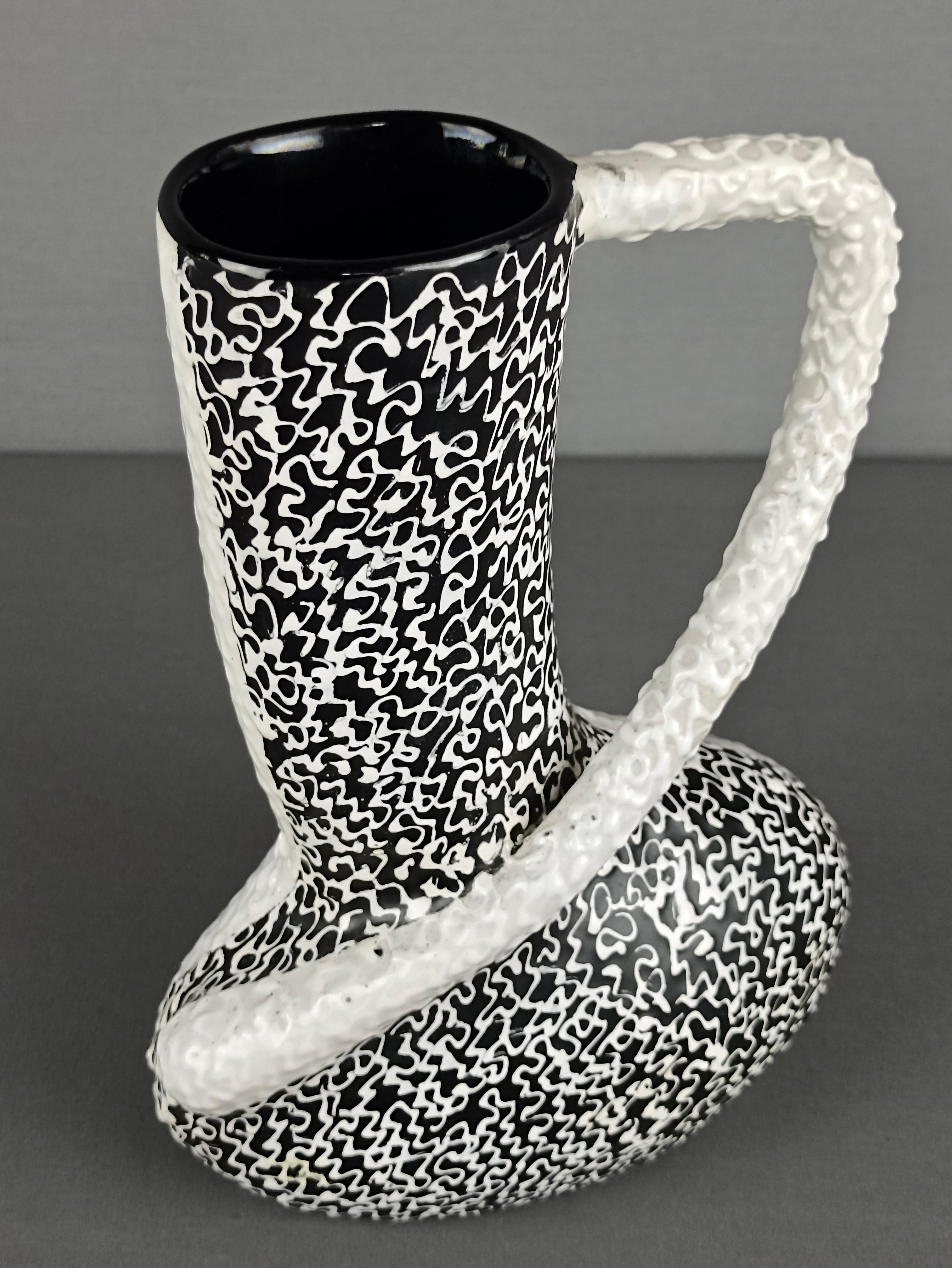 1950s Italian Santucci Deruta asymmetrical black and white ceramic vase. In Good Condition For Sale In Caprino Veronese, VR