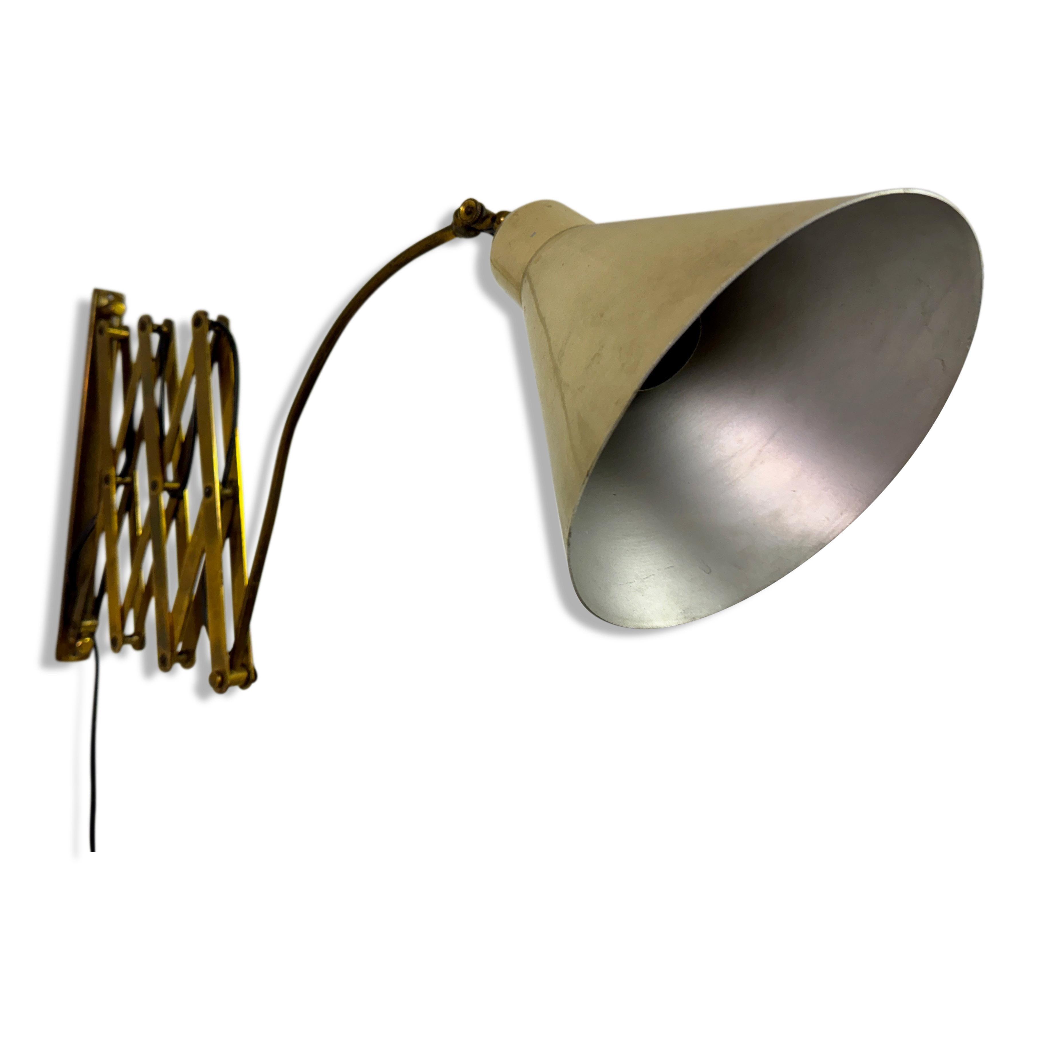 Wall lamp

Brass 

Enamelled metal shade

Concertina 

Adjustable shade

Rewired

Extends to 110cm

1950s Italian