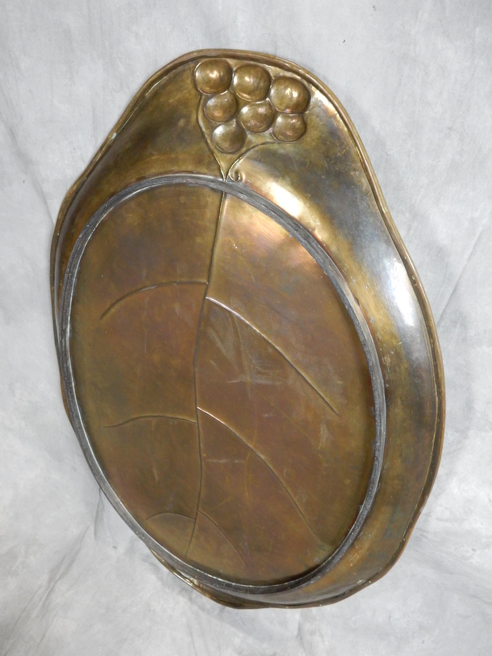 1950's Italian Sculpted Brass Leaf Tray Coffee Table In Good Condition In Las Vegas, NV