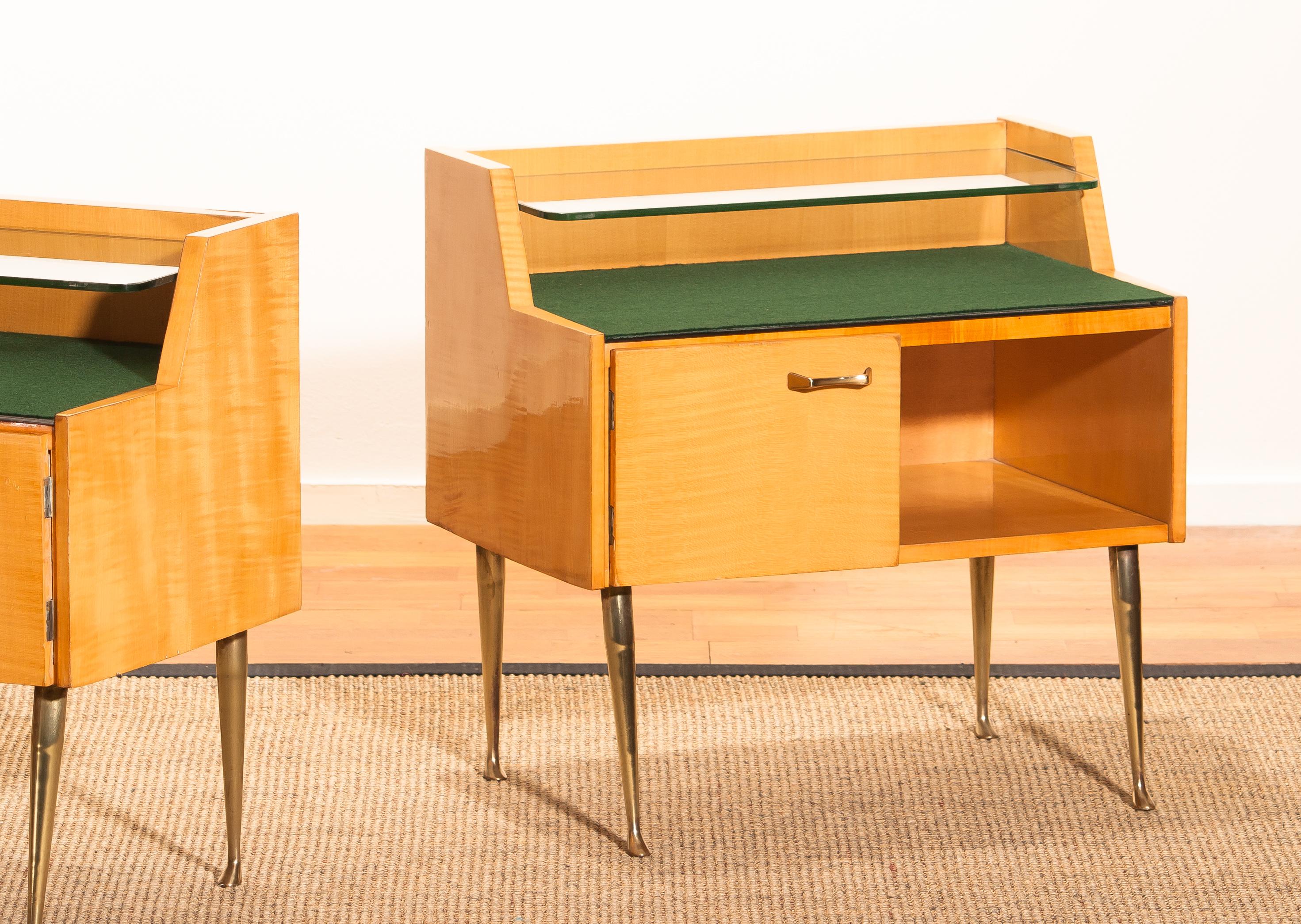 1950s, Italian Set of Two Nightstands in Maple with Brass Legs by Paolo Buffa In Good Condition In Silvolde, Gelderland