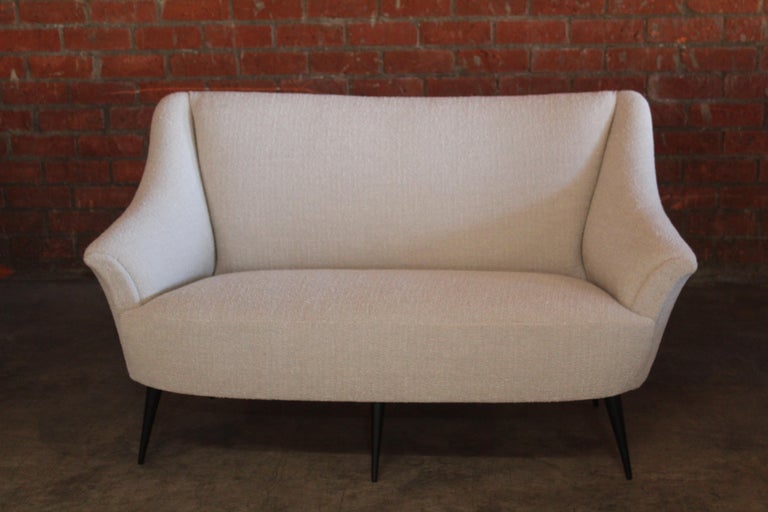 1950s Italian Settee in Wool Boucle In Good Condition For Sale In Los Angeles, CA