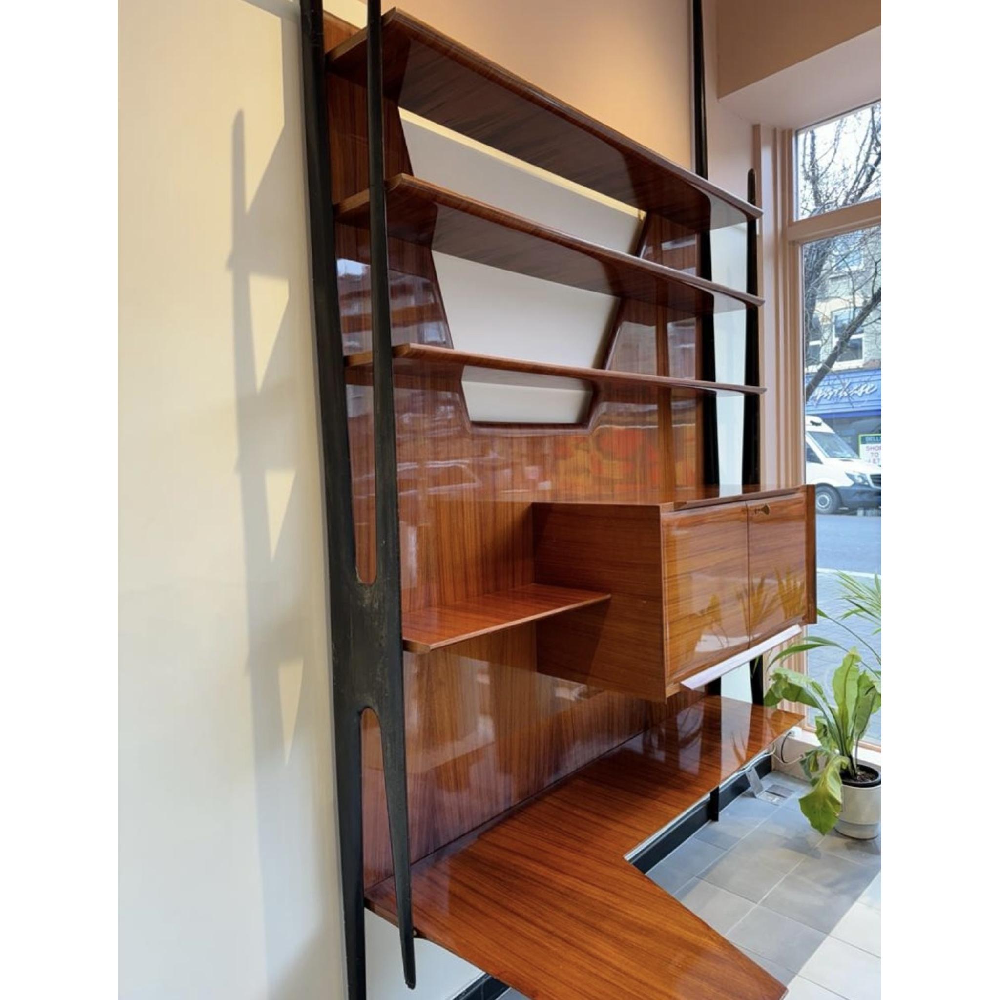 Scaffale italiano vintage degli anni '50 di Vittorio Dassi.

Un esempio perfetto dell'eleganza senza tempo del design italiano di metà secolo è questa splendida scaffalatura realizzata dal famoso Vittorio Dassi negli anni Cinquanta.

Questo squisito