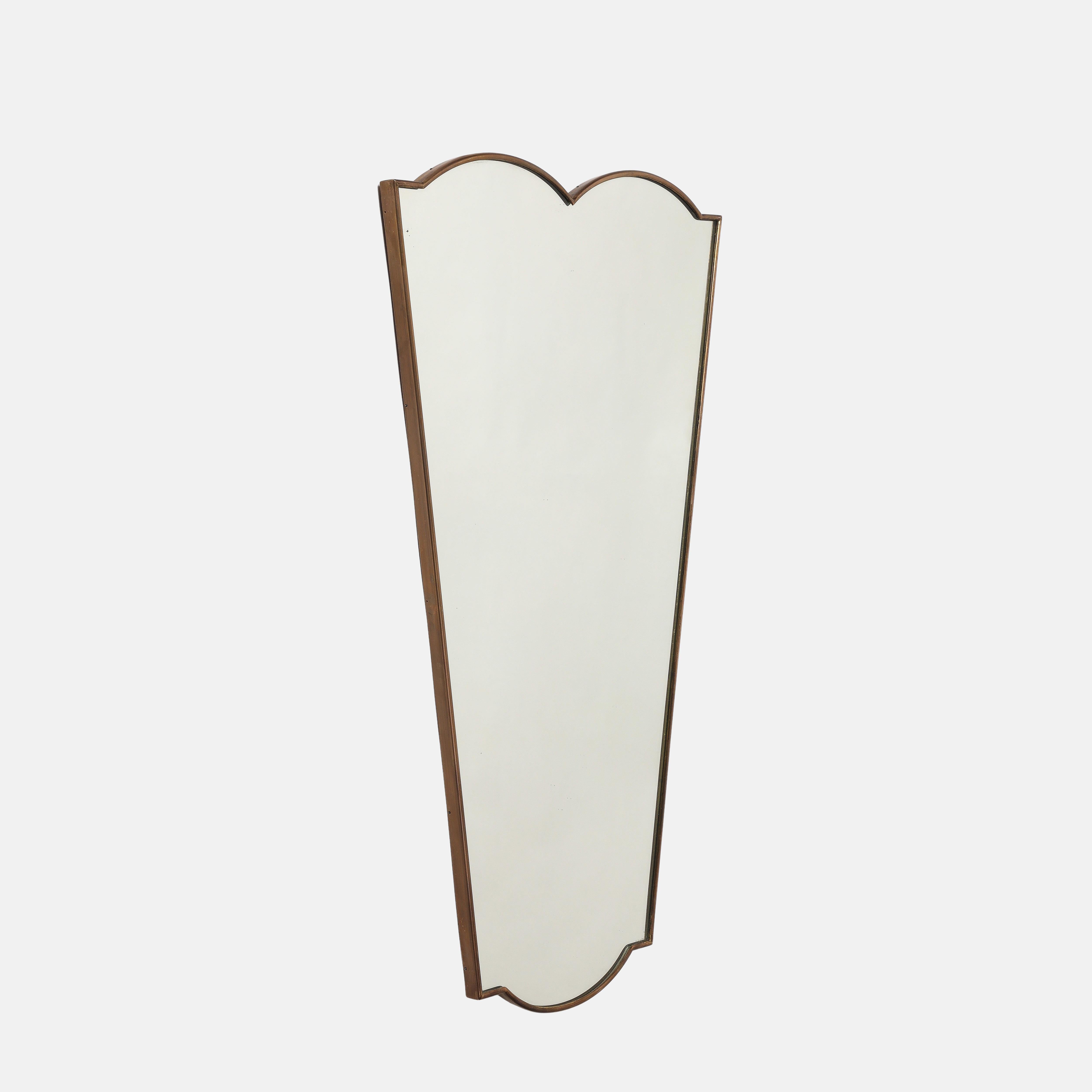 1950s Italian elegant brass mirror with curvaceous shaped brass frame top which tapers down towards the inverted curvaceous shaped bottom.
This original midcentury period mirror has a lovely elongated and curved form and a beautiful rich patina to