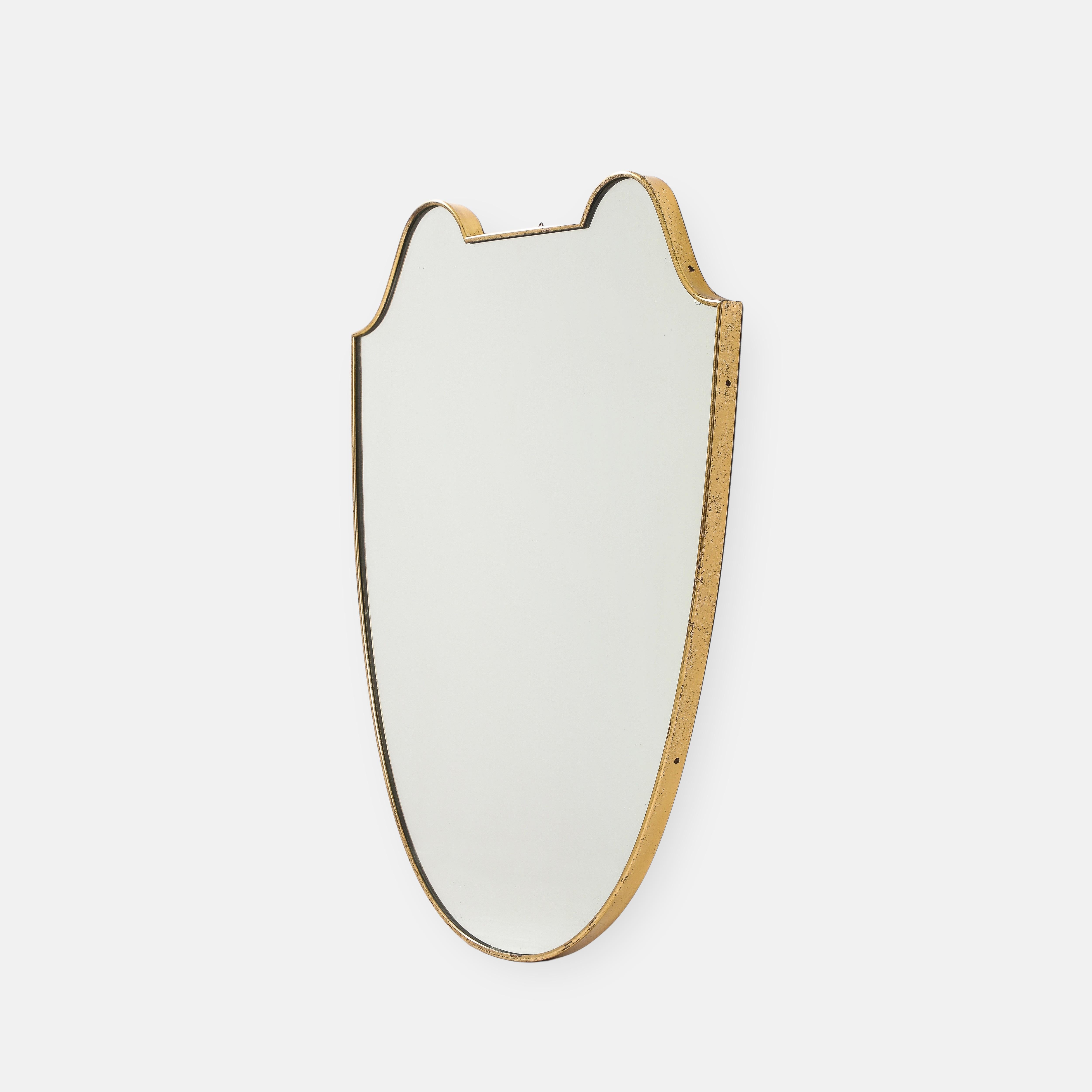Mid-Century Modern Miroir en laiton en forme de bouclier italien du milieu du siècle  en vente
