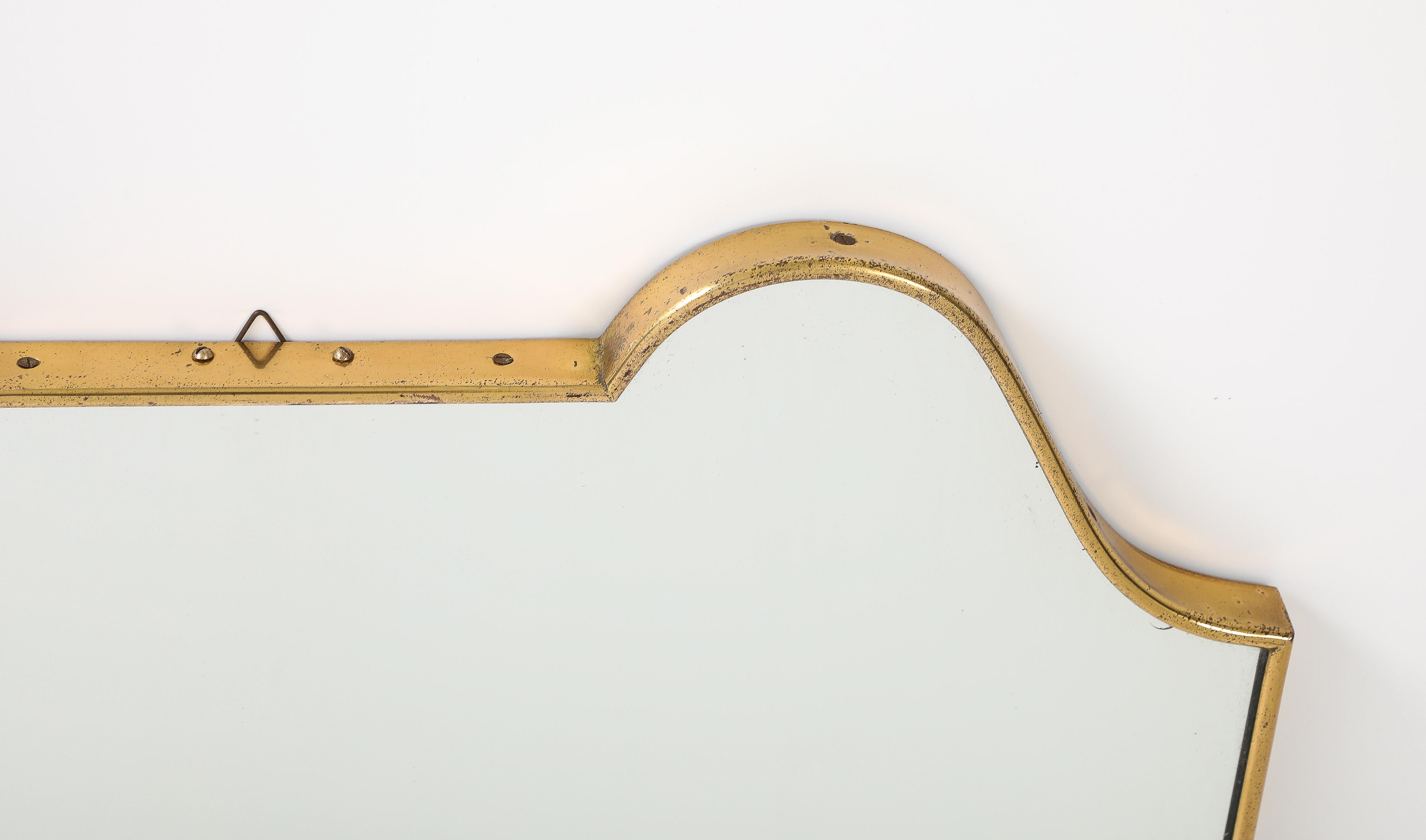 Metà XX secolo Specchio italiano a forma di scudo in ottone del Medioevo in vendita