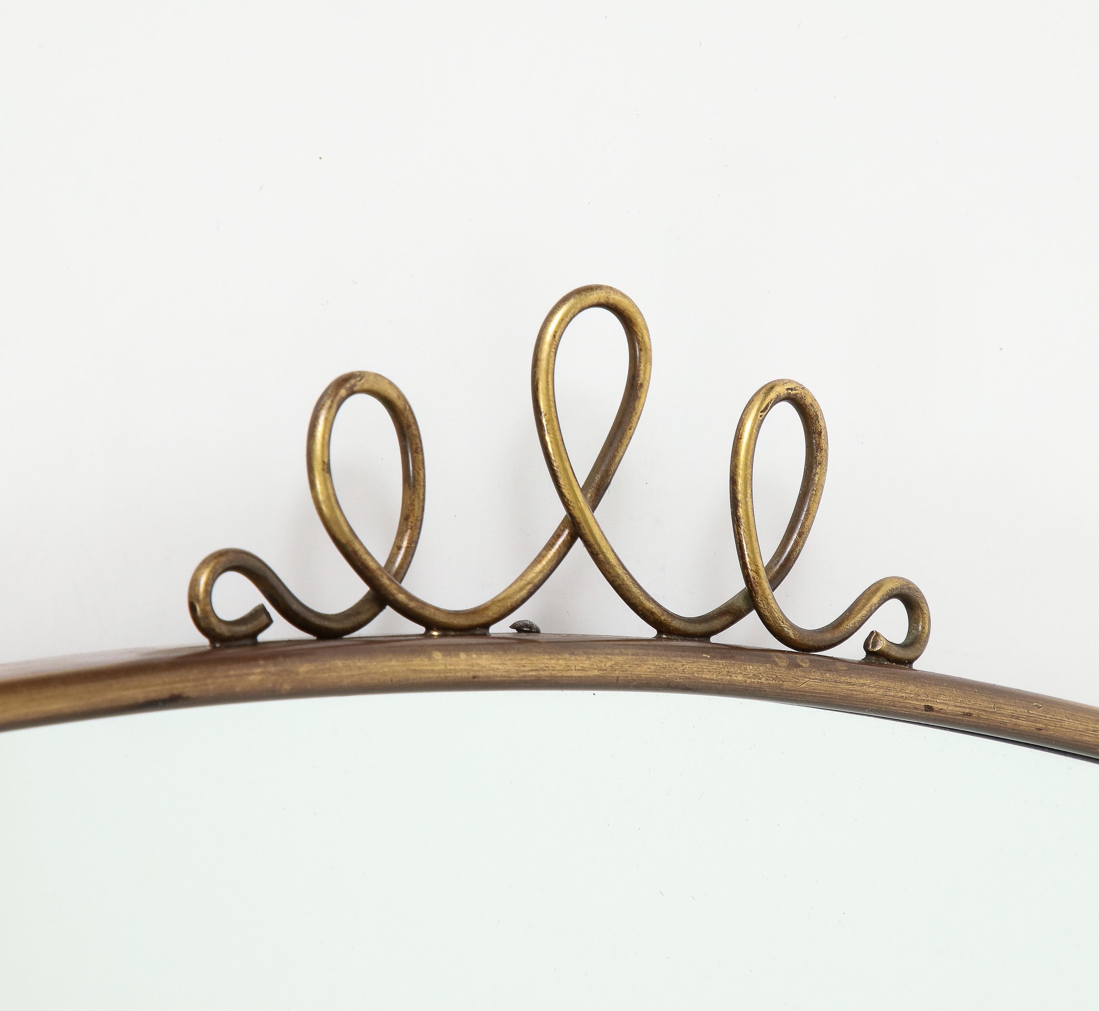 Ottone Specchio italiano a forma di scudo in ottone con volute del 1950 in vendita
