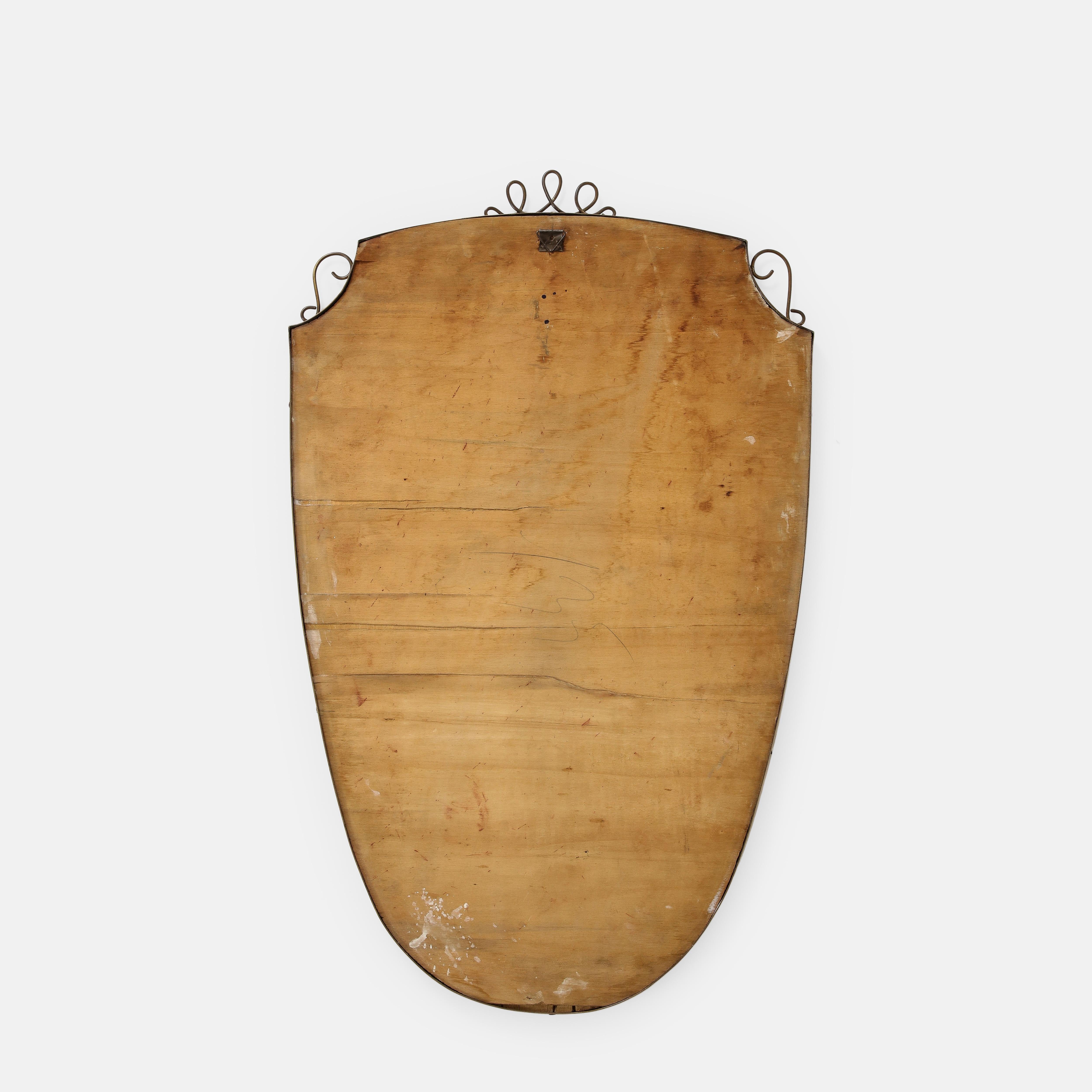 Specchio italiano a forma di scudo in ottone con volute del 1950 in vendita 1