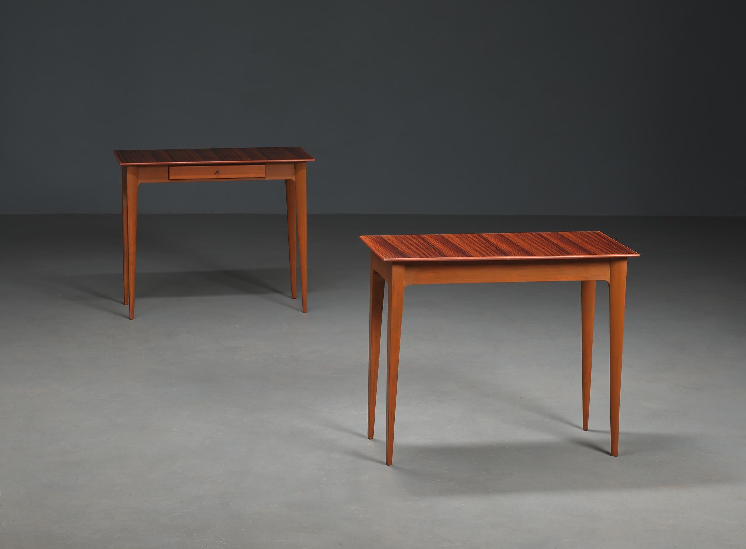 Découvrez cette paire de tables d'appoint italiennes des années 1950 qui résument parfaitement l'esthétique du design italien de l'époque. Fabriquées en bois noble et dotées de pieds effilés, ces tables témoignent de l'excellence de l'artisanat