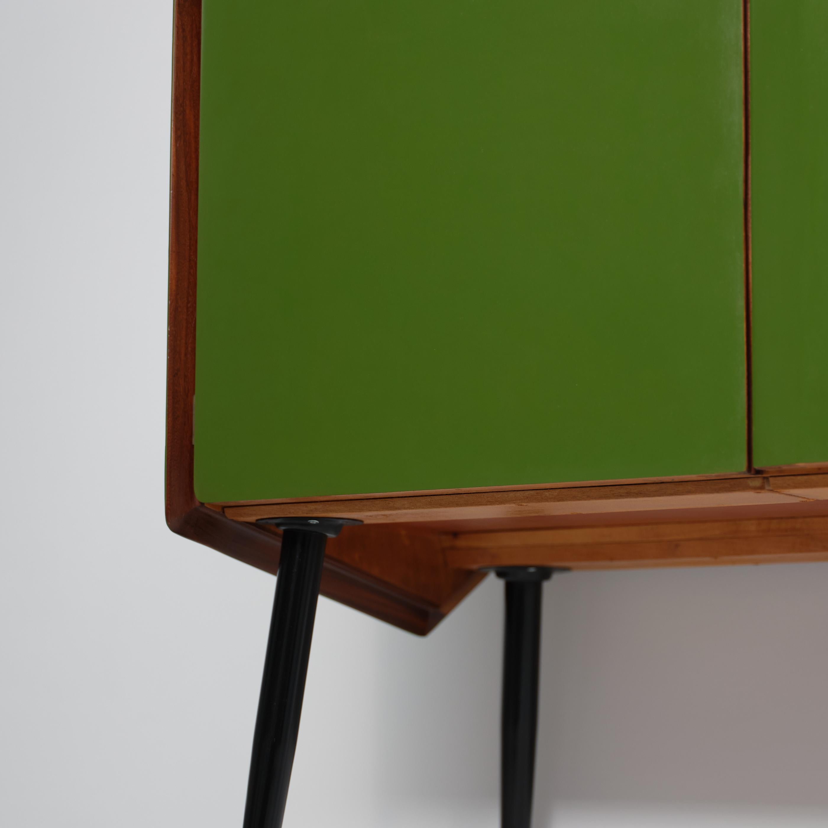 1950s Italian Sideboard in Green Lacquered Wood with Oak Interior and Black Legs For Sale 4