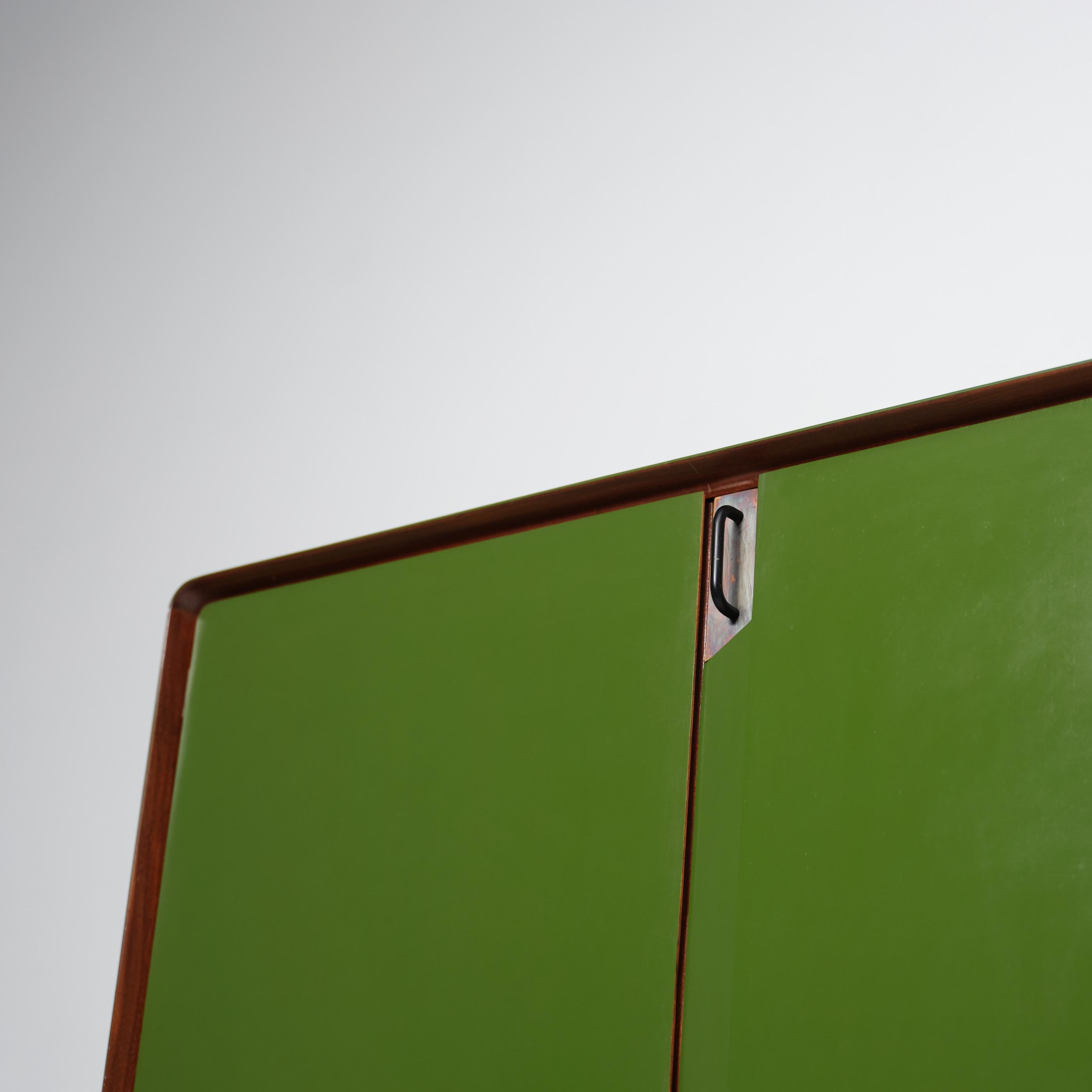 1950s Italian Sideboard in Green Lacquered Wood with Oak Interior and Black Legs For Sale 5