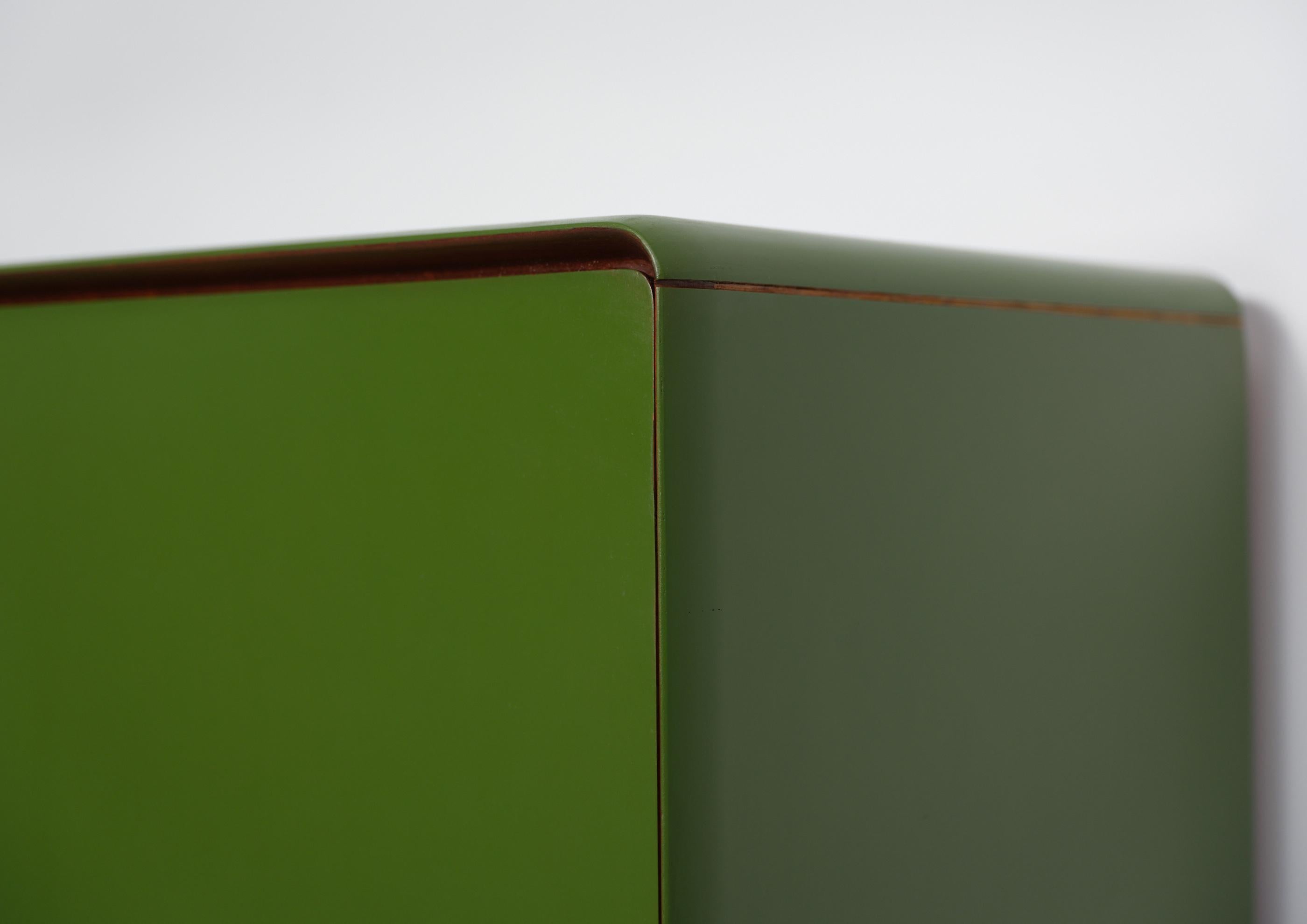 1950s Italian Sideboard in Green Lacquered Wood with Oak Interior and Black Legs For Sale 6