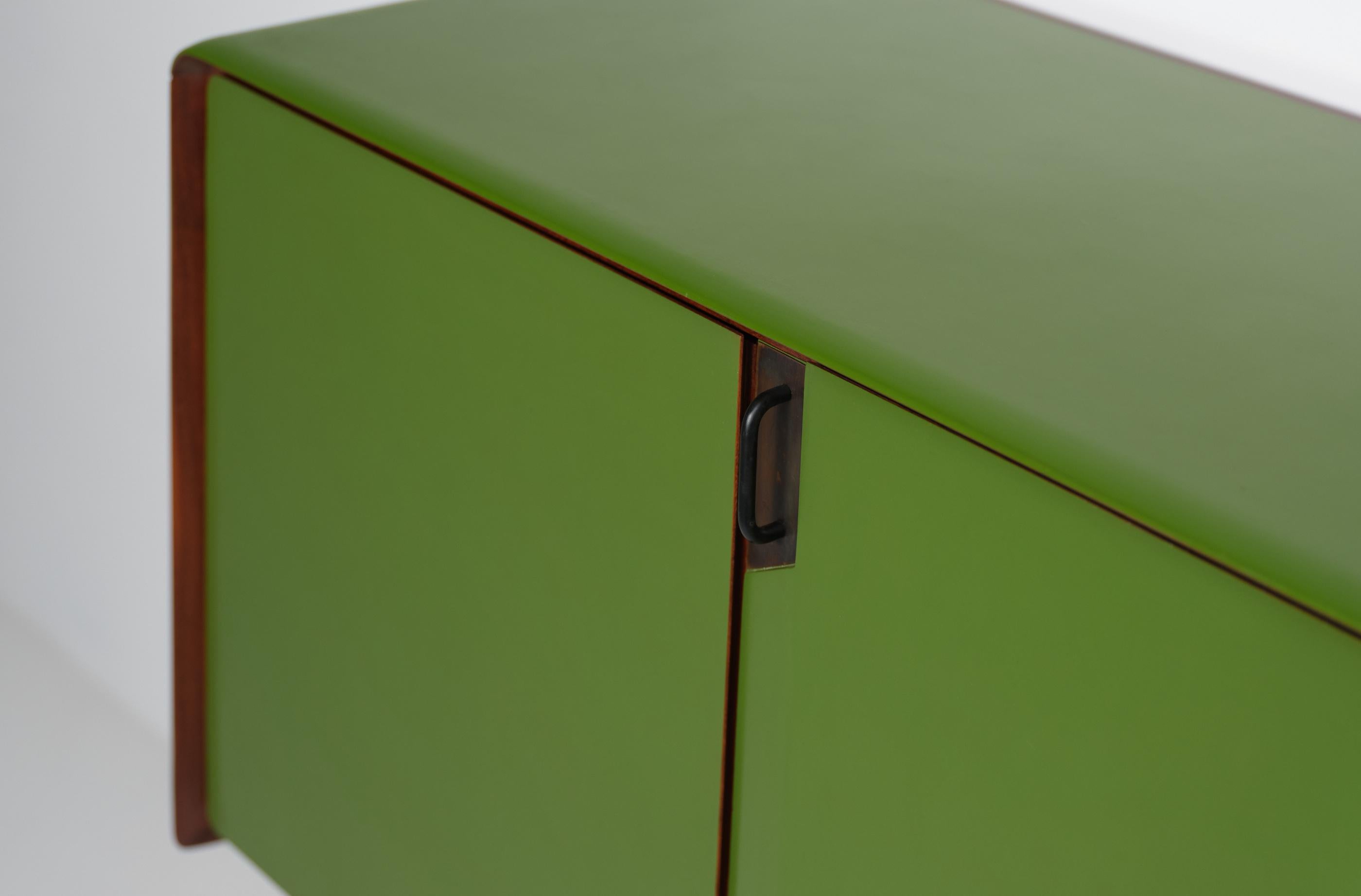 1950s Italian Sideboard in Green Lacquered Wood with Oak Interior and Black Legs For Sale 7