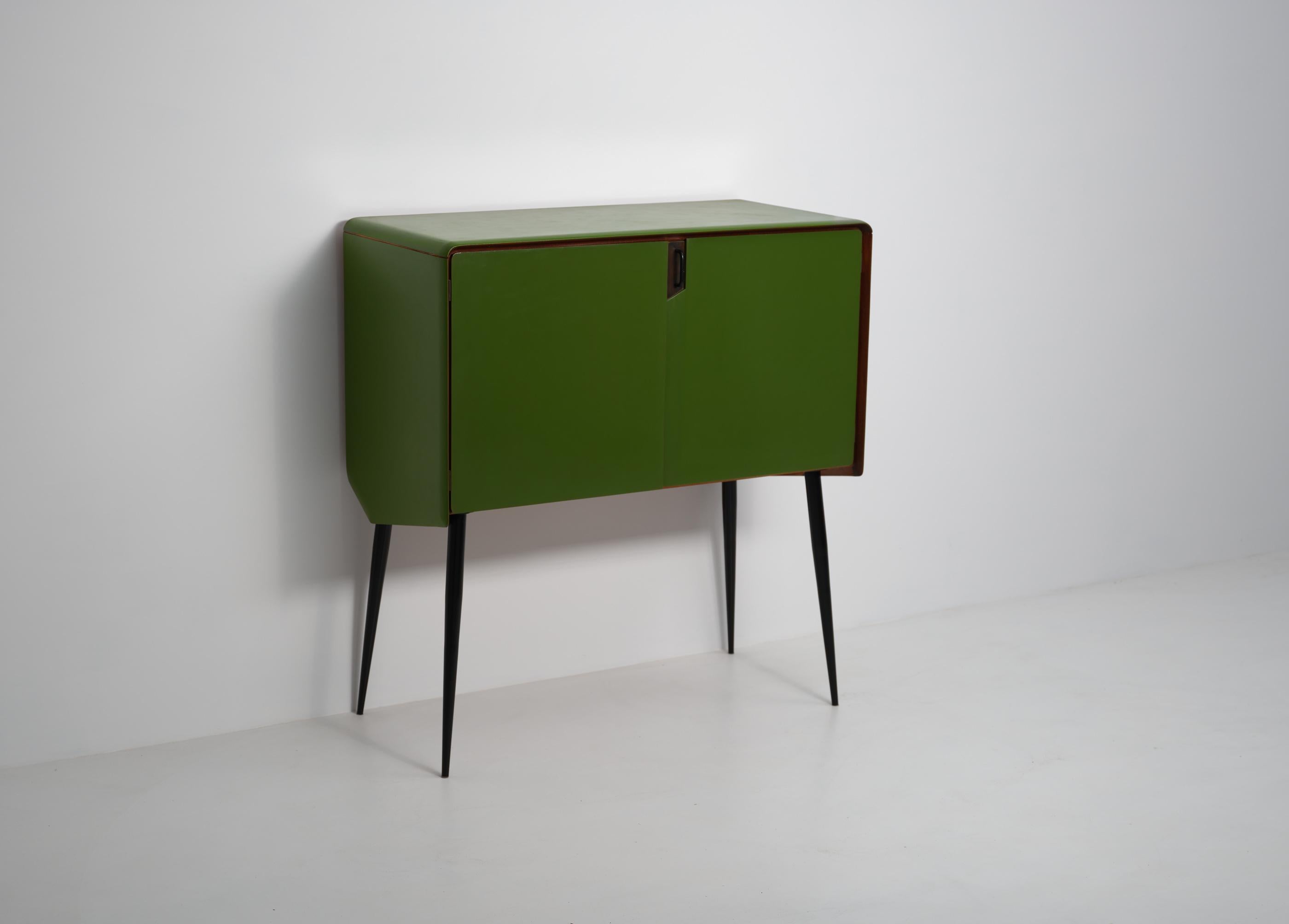 1950s Italian Sideboard in Green Lacquered Wood with Oak Interior and Black Legs In Good Condition For Sale In Rome, IT