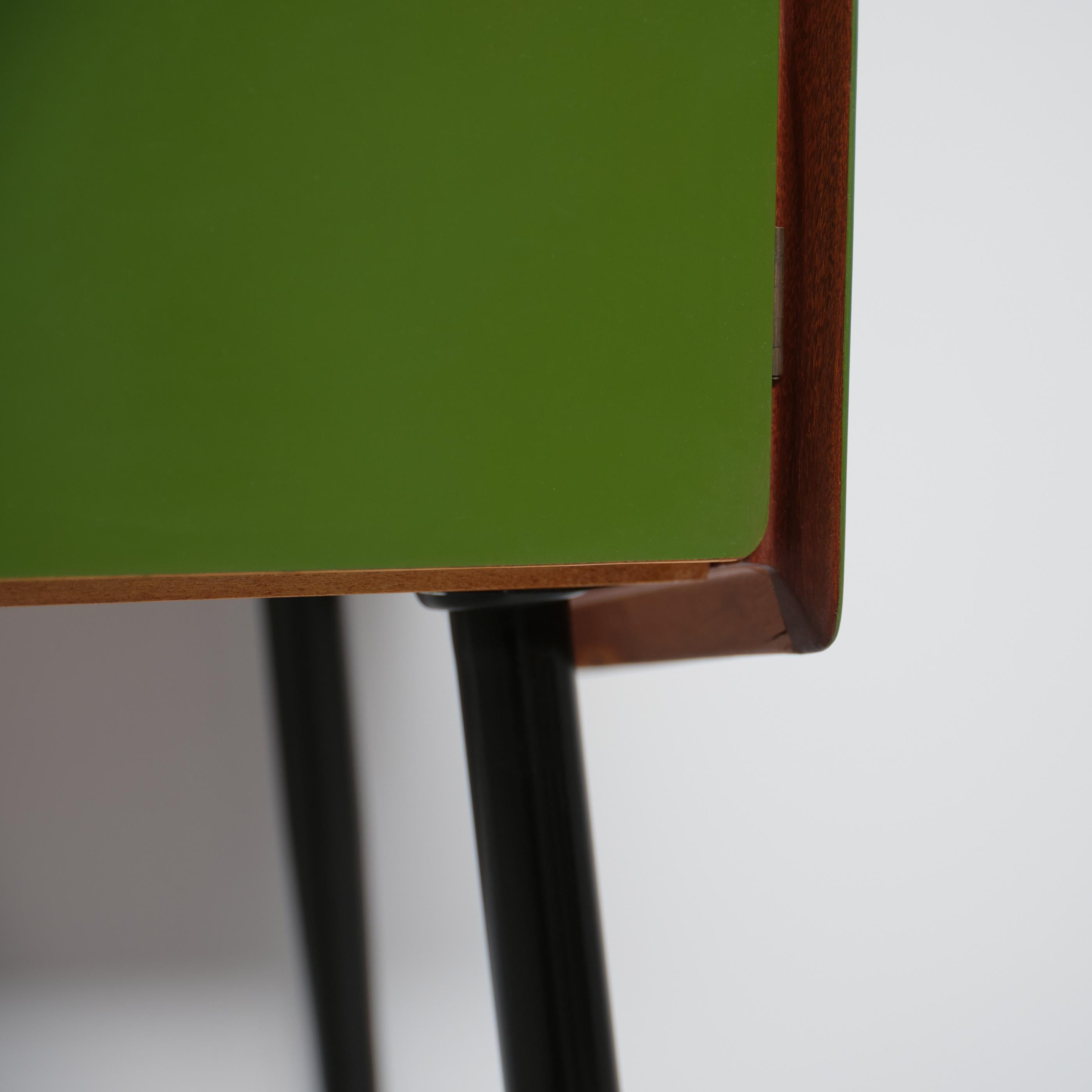 1950s Italian Sideboard in Green Lacquered Wood with Oak Interior and Black Legs For Sale 3