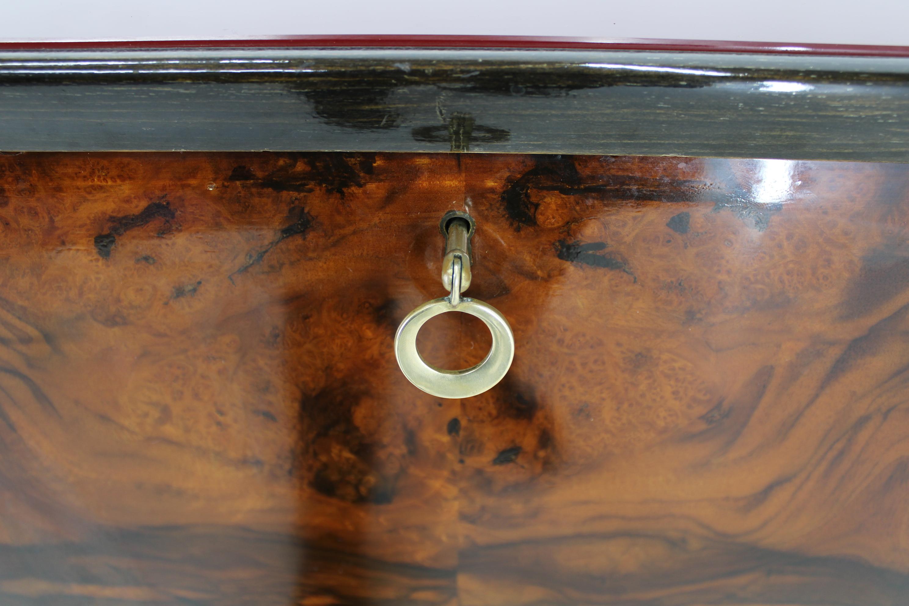 1950s Italian Sideboard with Walnut Veneer in High Gloss Finish For Sale 6