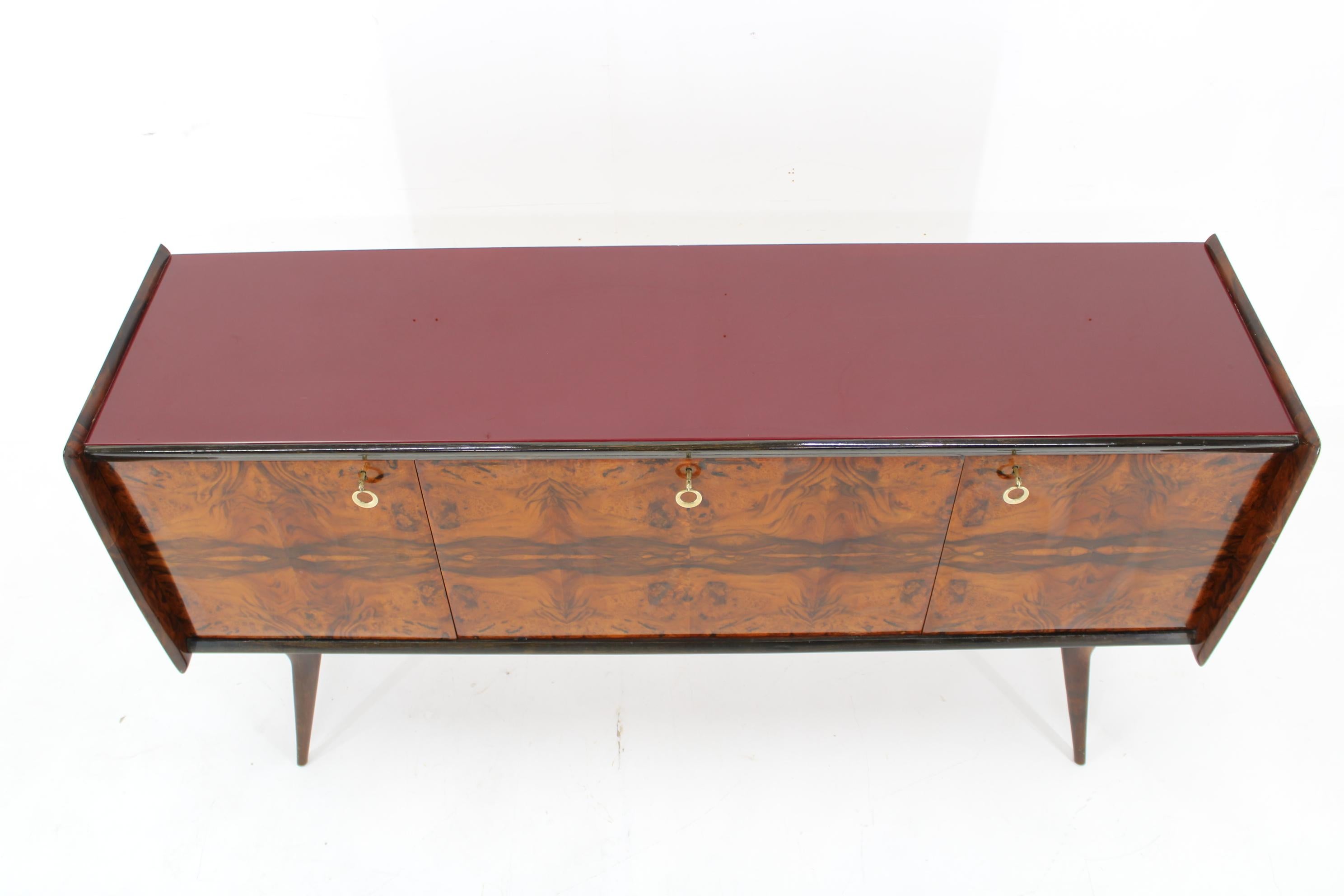 1950s Italian Sideboard with Walnut Veneer in High Gloss Finish In Good Condition For Sale In Praha, CZ