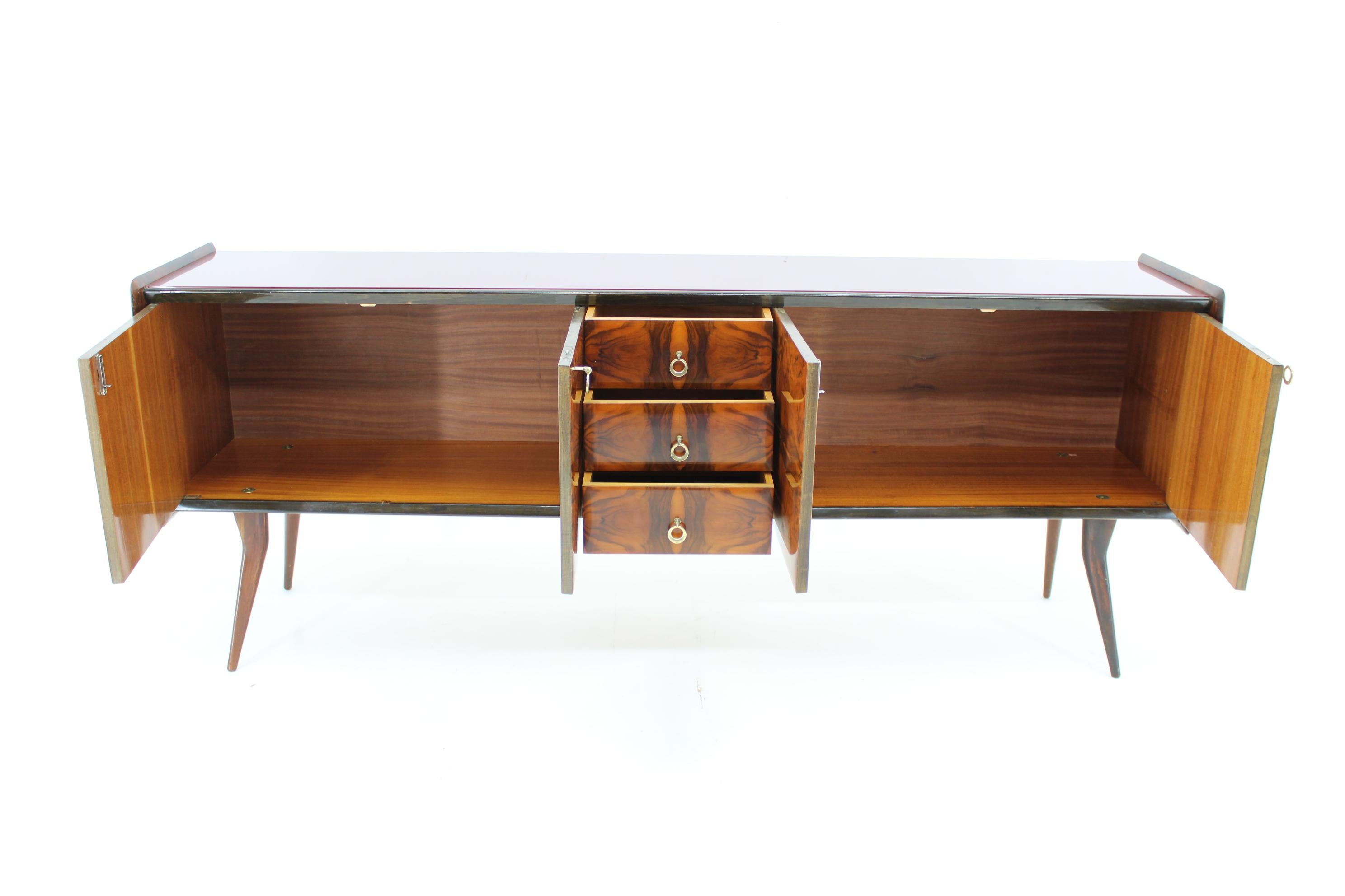 1950s Italian Sideboard with Walnut Veneer in High Gloss Finish In Good Condition In Praha, CZ