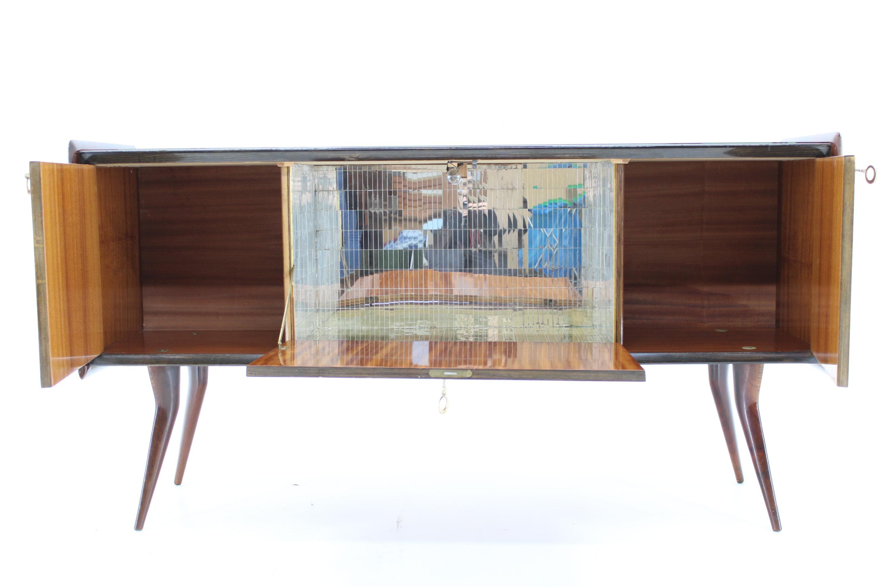 Mid-20th Century 1950s Italian Sideboard with Walnut Veneer in High Gloss Finish For Sale