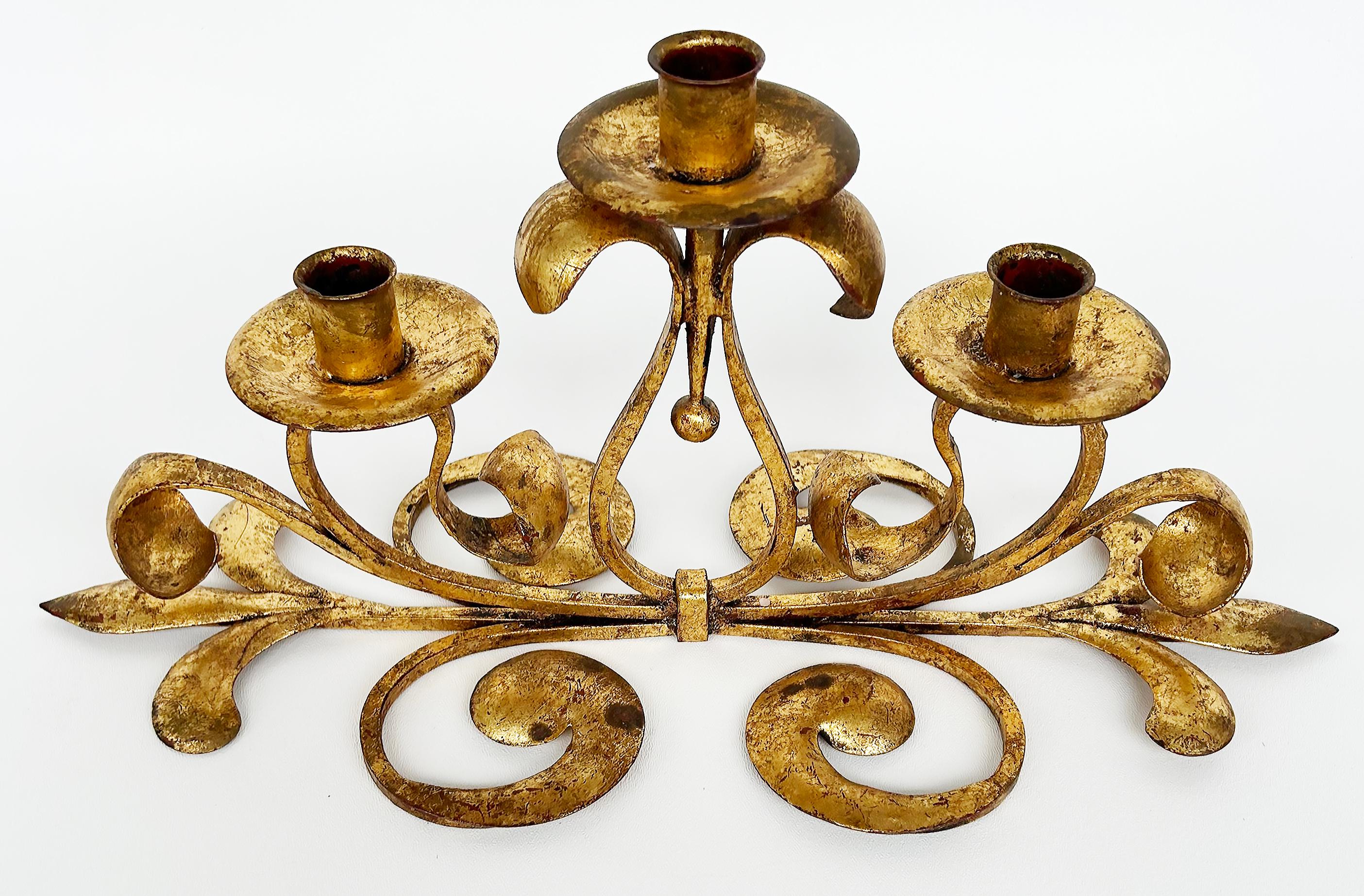 1950er Jahre Italienisch signiert S. Salvadori Gold vergoldet Eisen Kandelaber 

Zum Verkauf angeboten wird eine italienische S. Salvadori vergoldetem Eisen Kandelaber circa 1950er Jahren, die drei Kerzen hält. Der Kandelaber hat das Logo des
