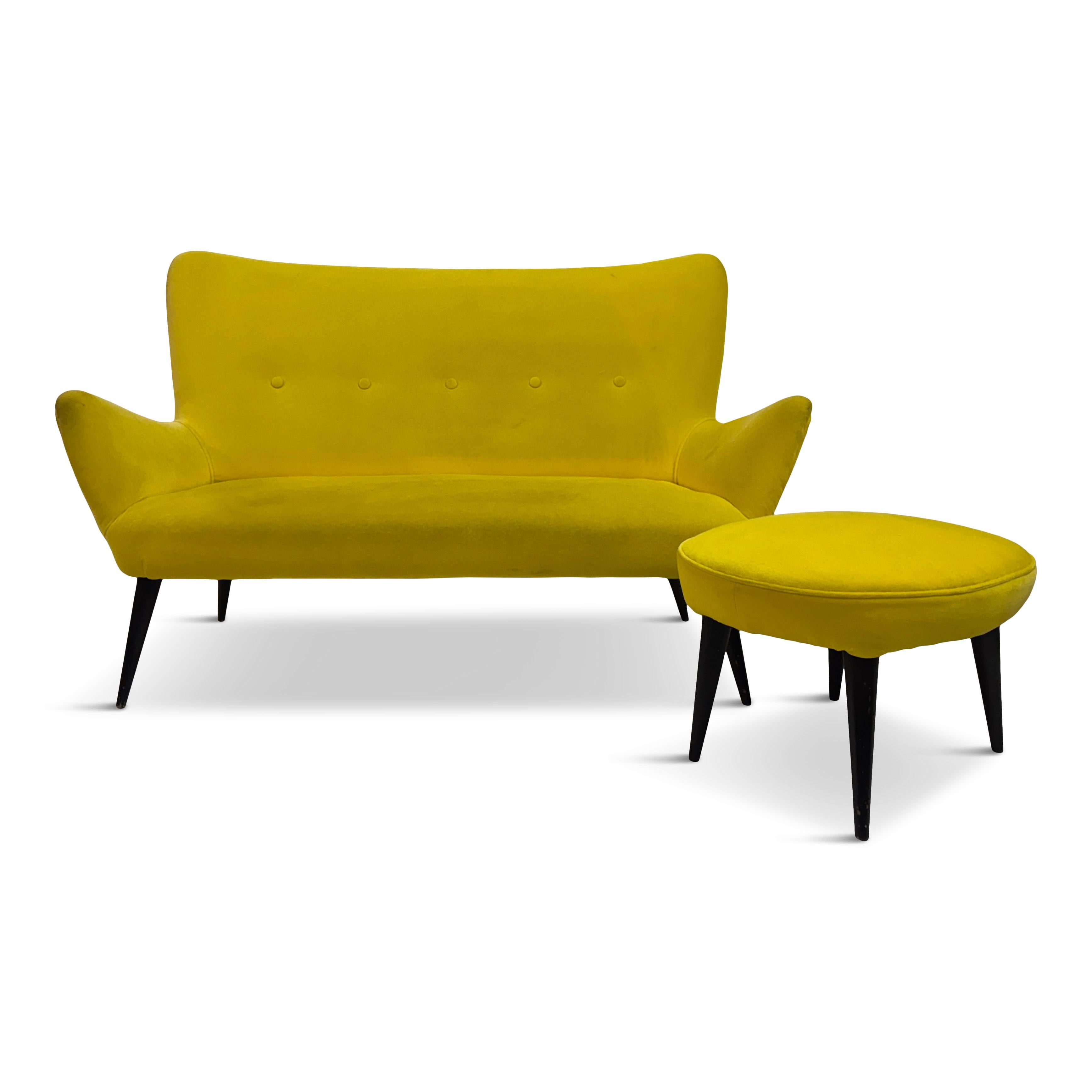 Ensemble sculptural composé d'un canapé et d'un tabouret italiens des années 1950, recouvert d'un velours jaune Varèse de Design/One. 

La sellerie n'est pas neuve et commence à présenter une certaine usure par décoloration.

Les pieds fins et