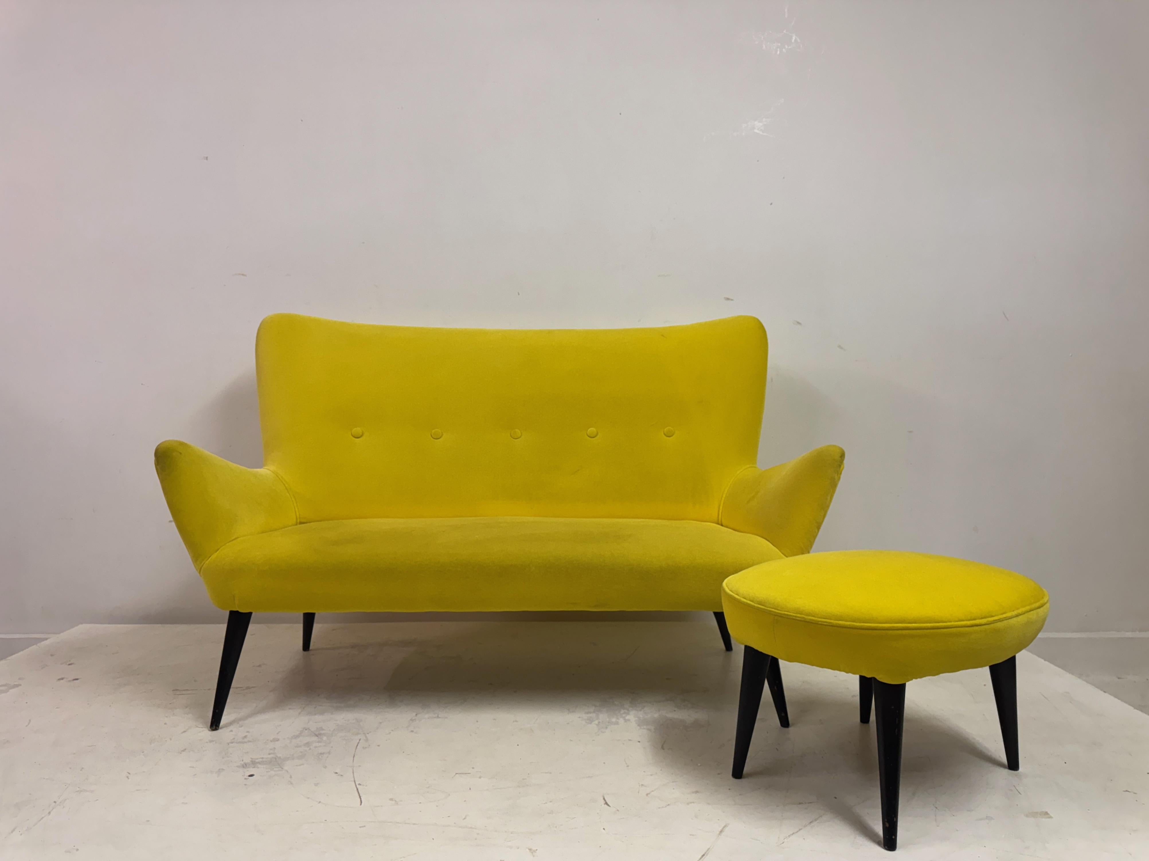 Mid-Century Modern Canapé italien des années 1950 avec tabouret assorti en vente