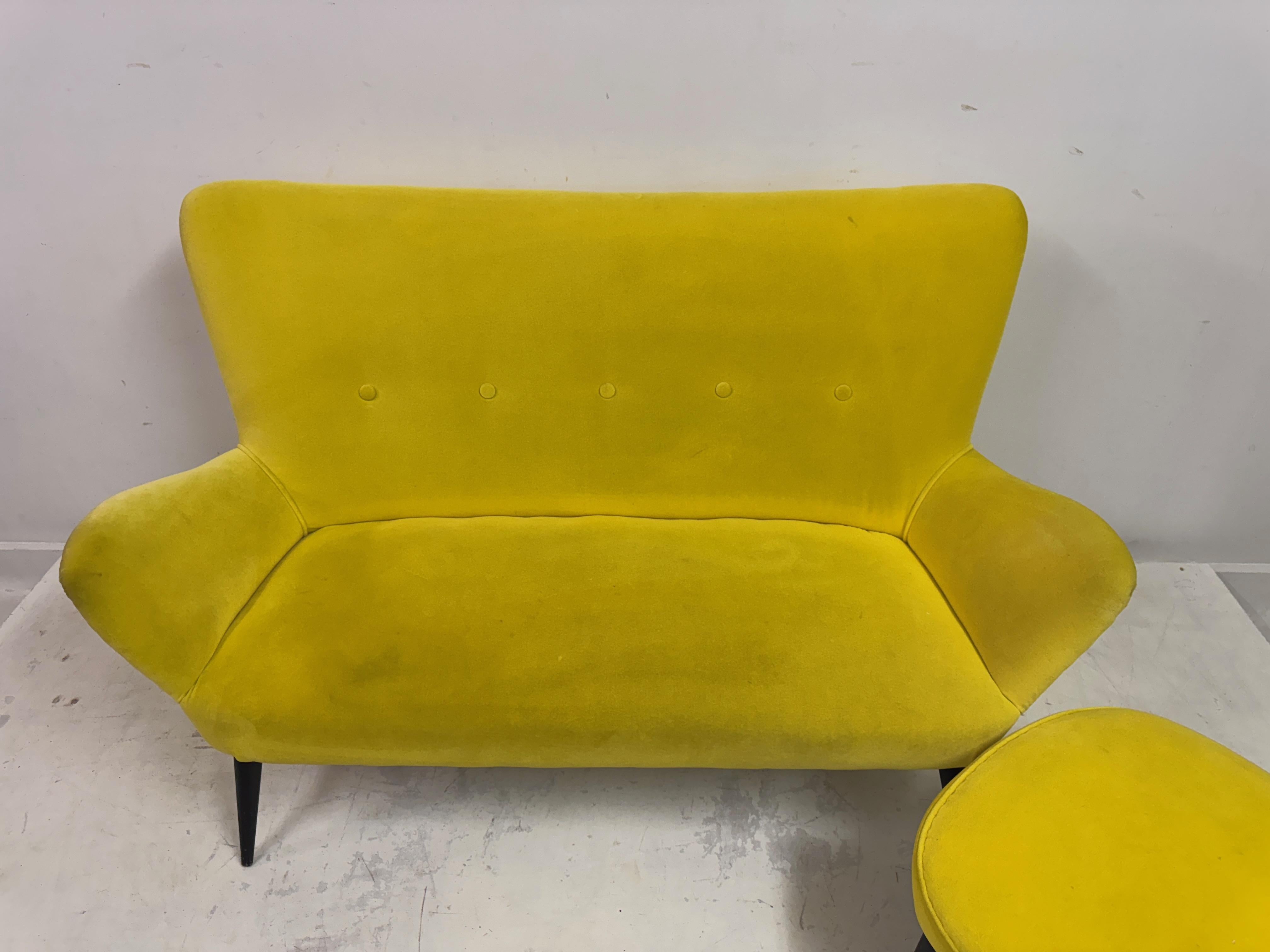 20ième siècle Canapé italien des années 1950 avec tabouret assorti en vente