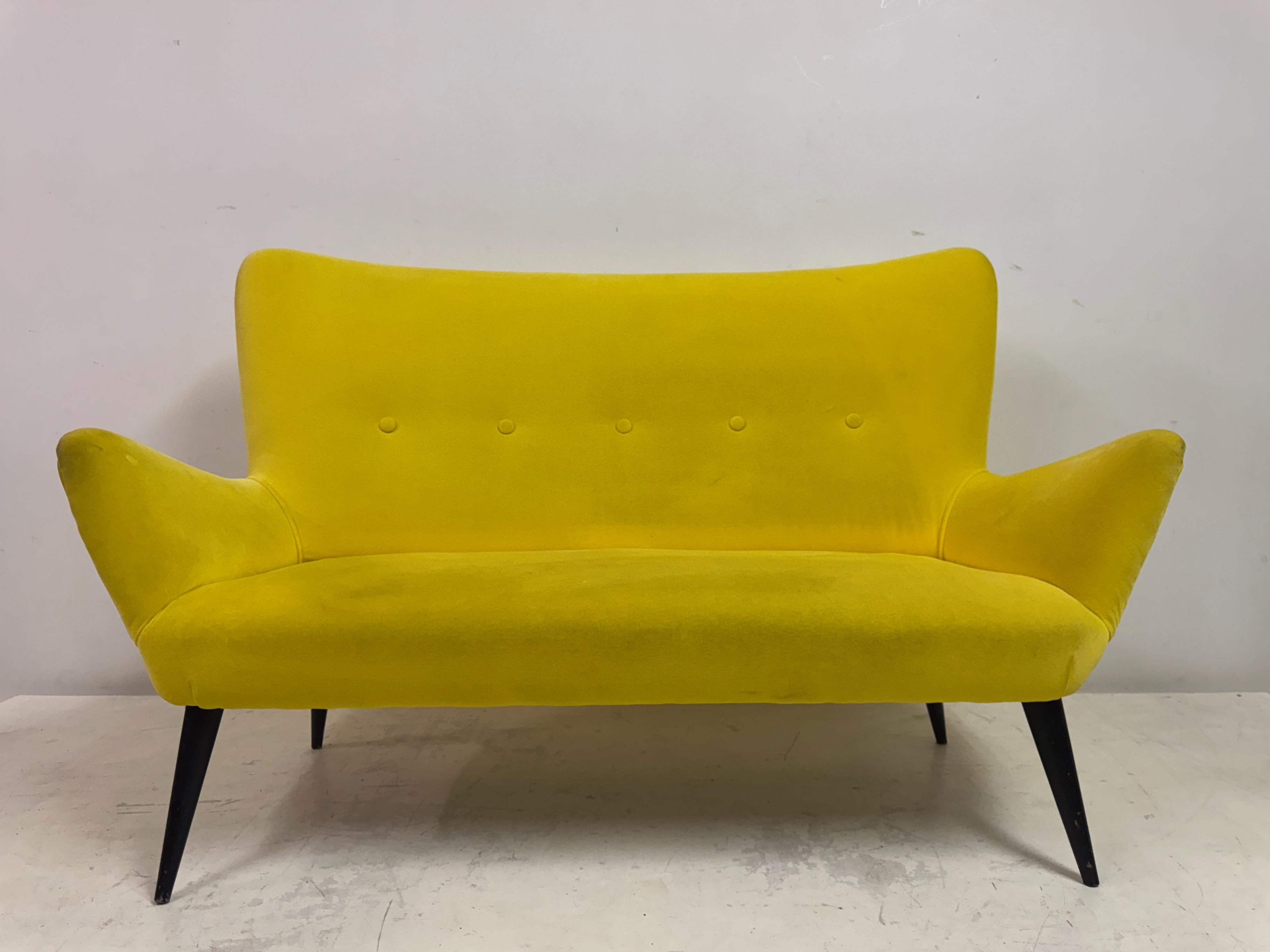 Velours Canapé italien des années 1950 avec tabouret assorti en vente