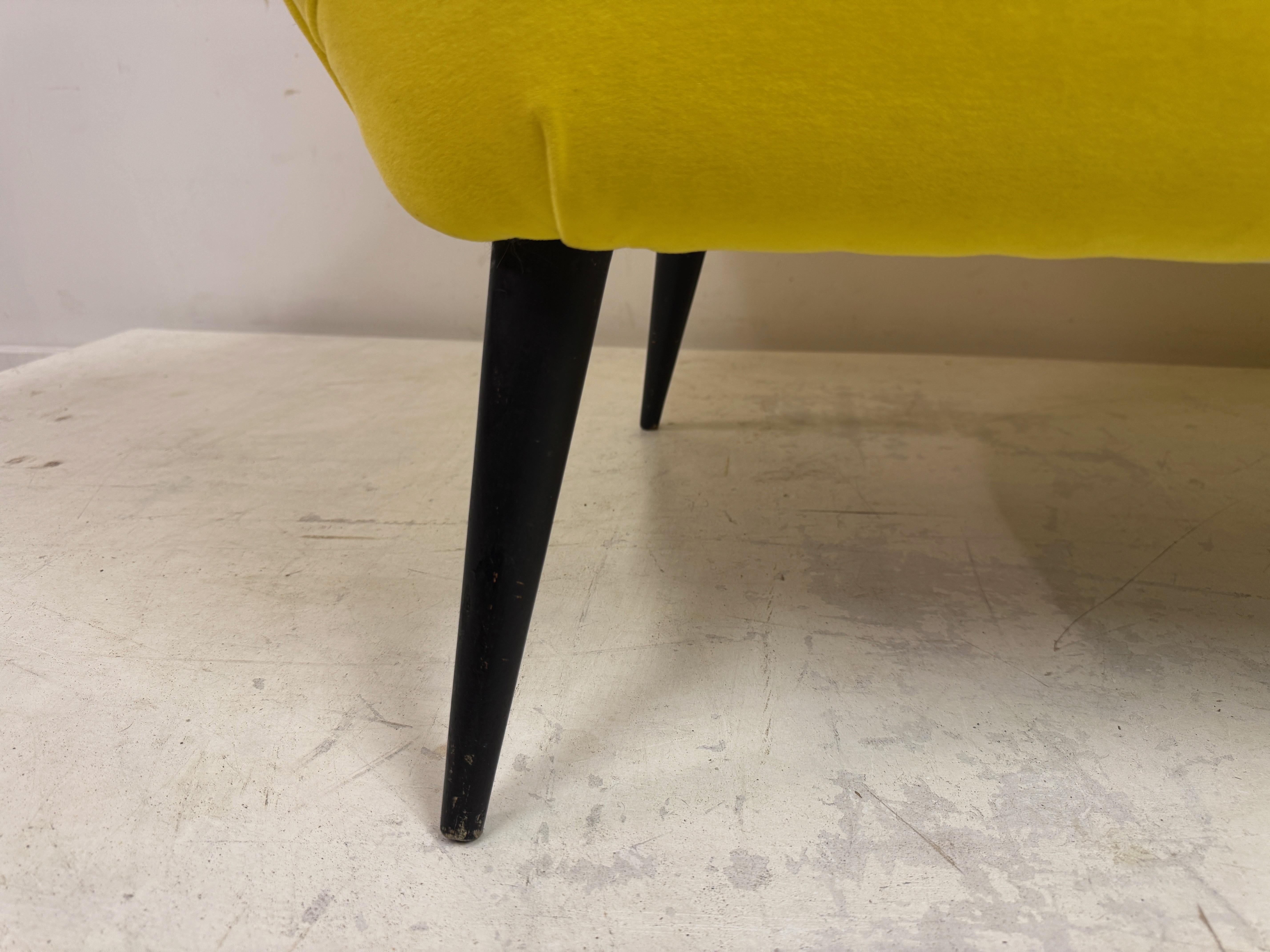 Canapé italien des années 1950 avec tabouret assorti en vente 1